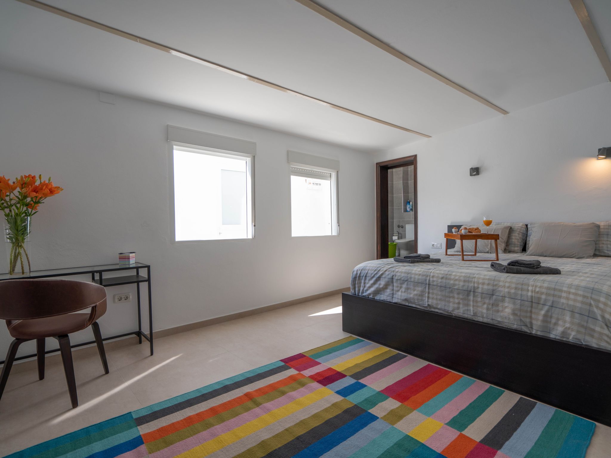 Spektakuläre Höhle mit zwei großen Terrassen am Meer-Image-tags.info