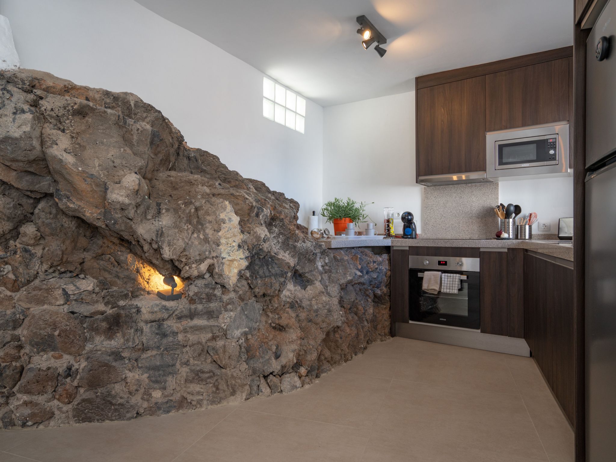 Spektakuläre Höhle mit zwei großen Terrassen am Meer-Image-tags.info