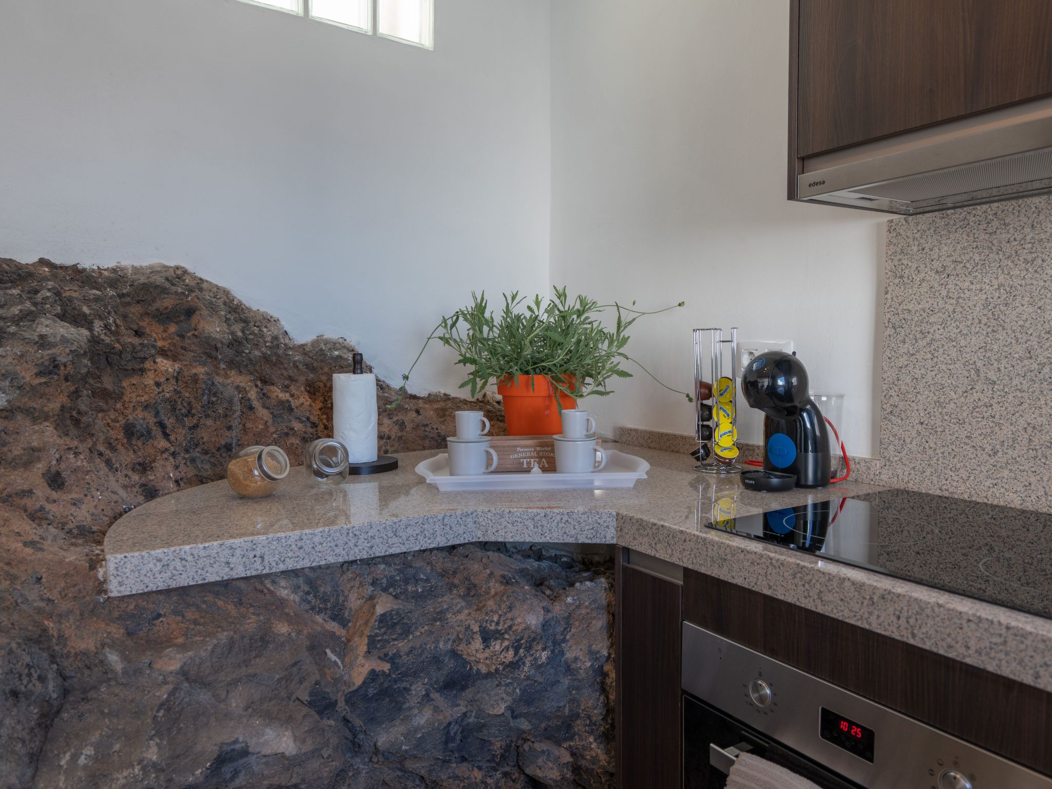 Spektakuläre Höhle mit zwei großen Terrassen am Meer-Image-tags.info