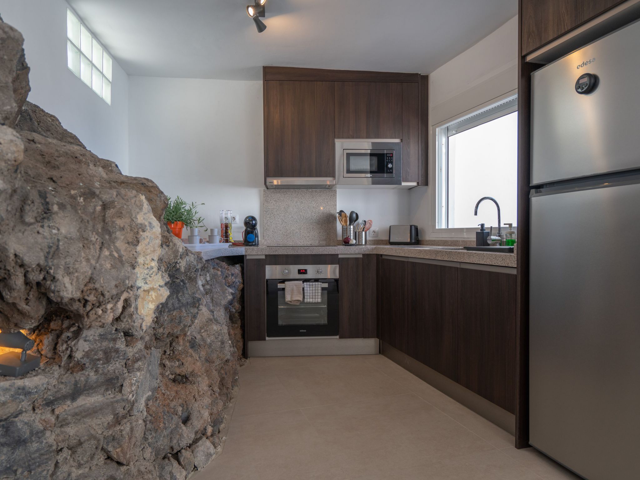 Spektakuläre Höhle mit zwei großen Terrassen am Meer-Image-tags.info