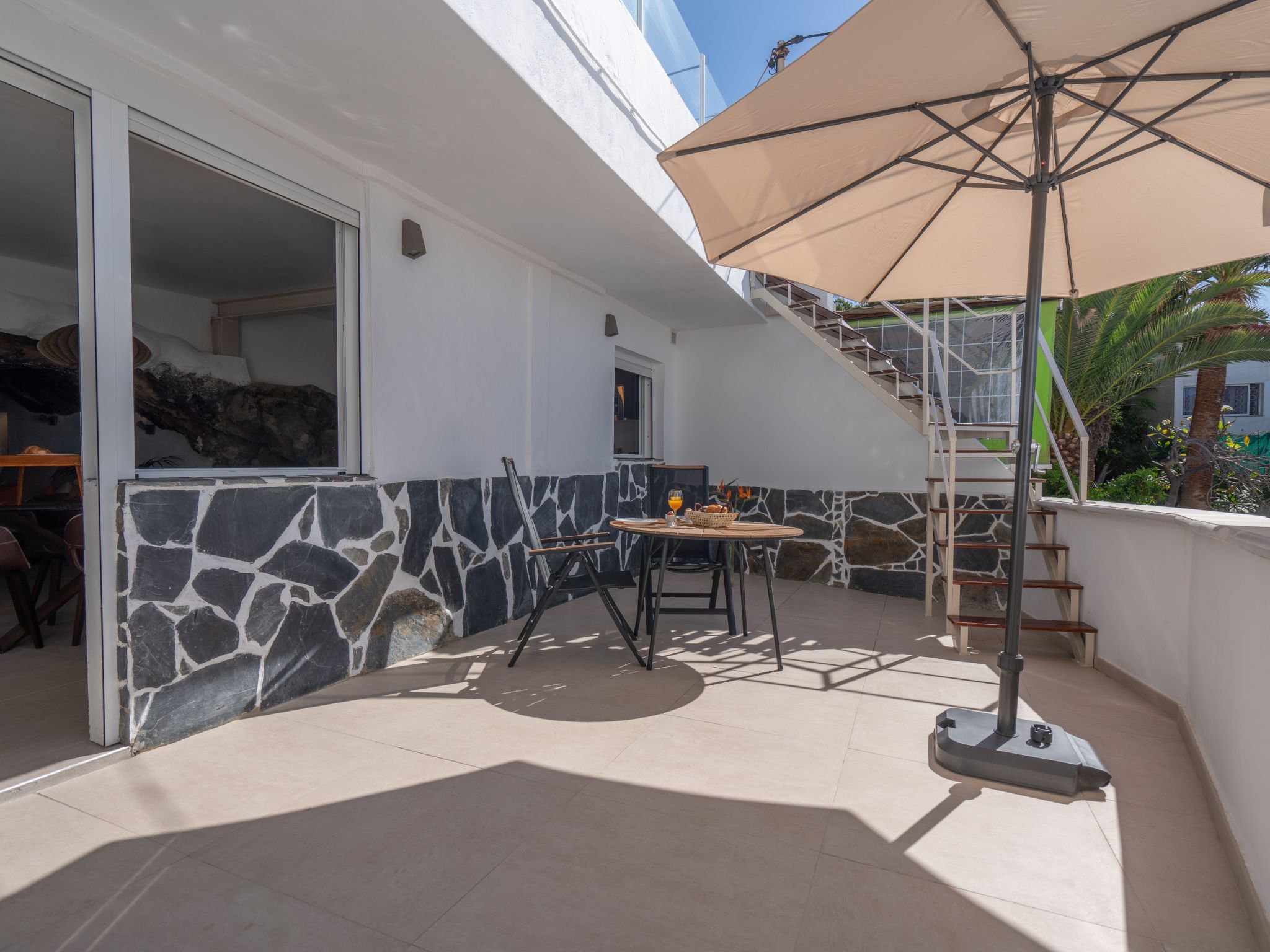 Spektakuläre Höhle mit zwei großen Terrassen am Meer-Image-tags.info