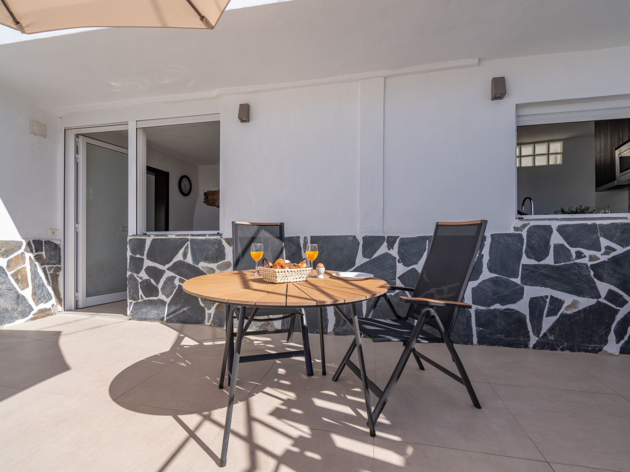 Spektakuläre Höhle mit zwei großen Terrassen am Meer-Image-tags.info