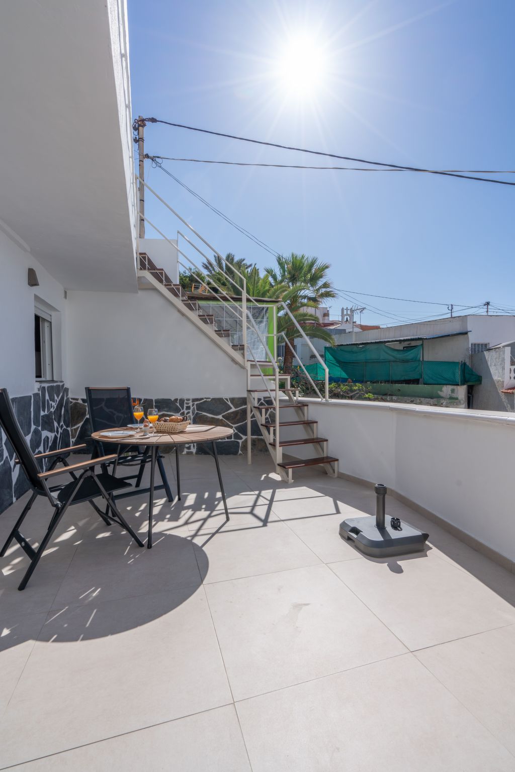 Spektakuläre Höhle mit zwei großen Terrassen am Meer-Image-tags.info