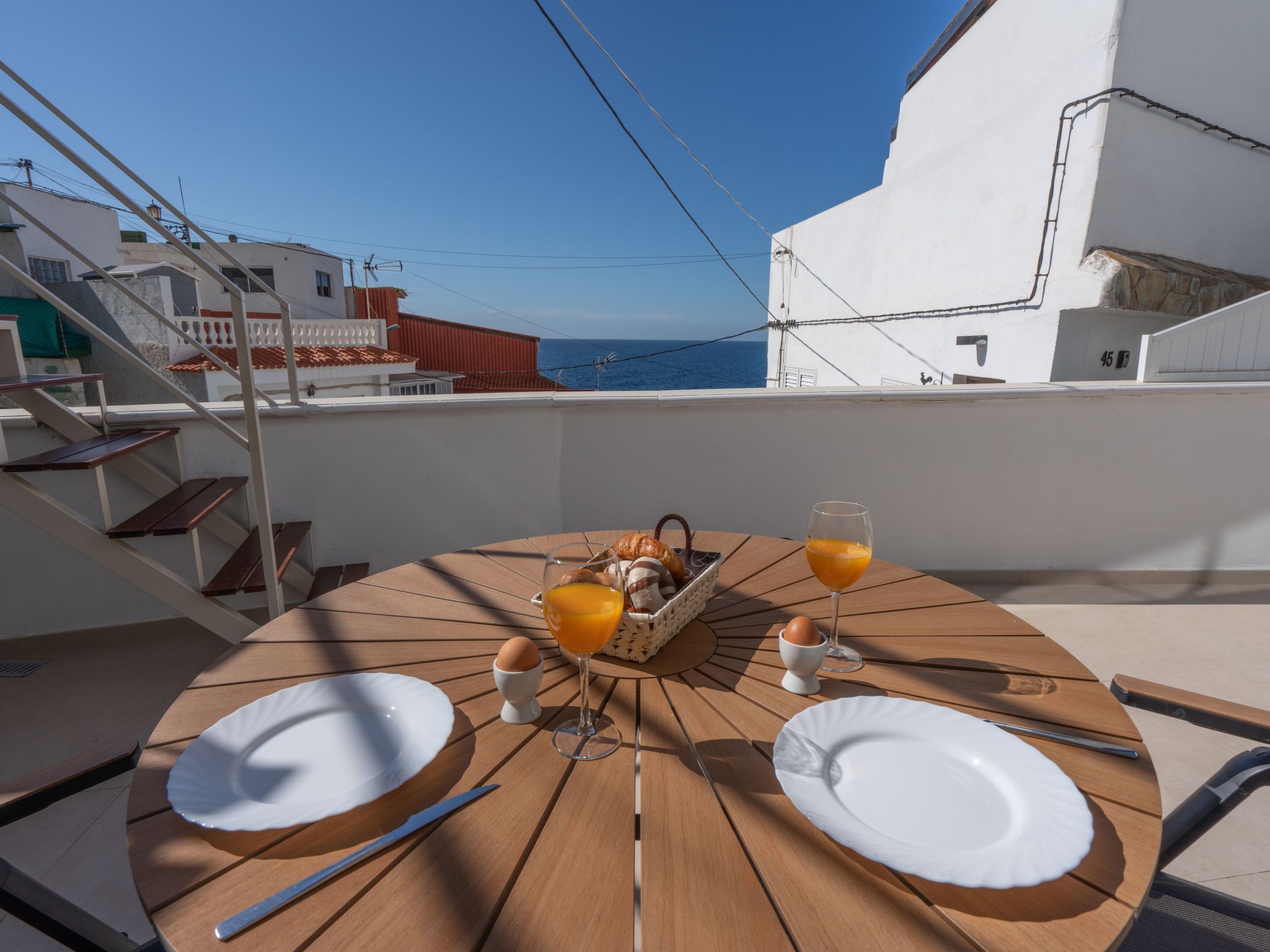 Spektakuläre Höhle mit zwei großen Terrassen am Meer-Image-tags.info