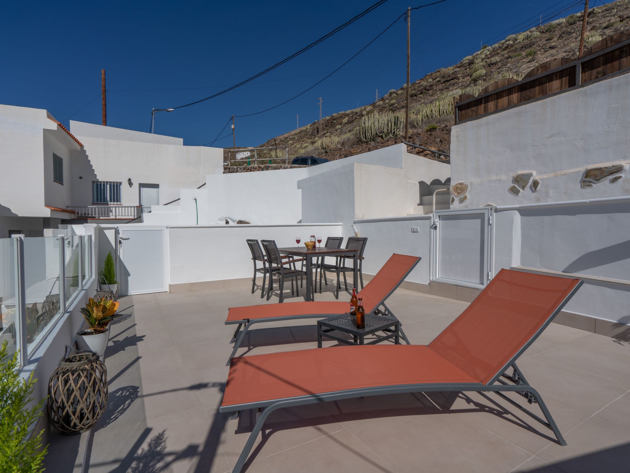 Spektakuläre Höhle mit zwei großen Terrassen am Meer-Image-tags.info