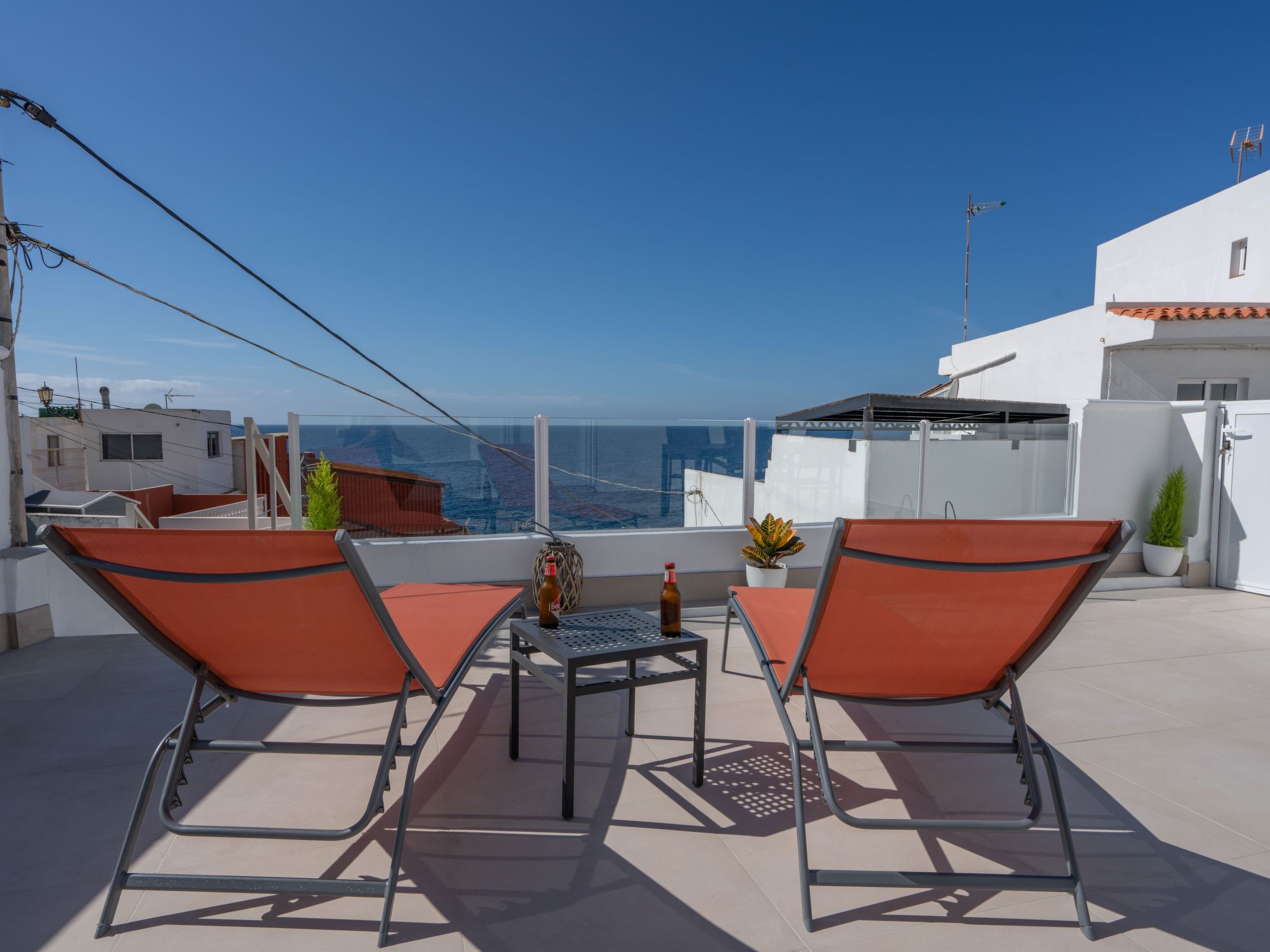 Spektakuläre Höhle mit zwei großen Terrassen am Meer-Image-tags.info