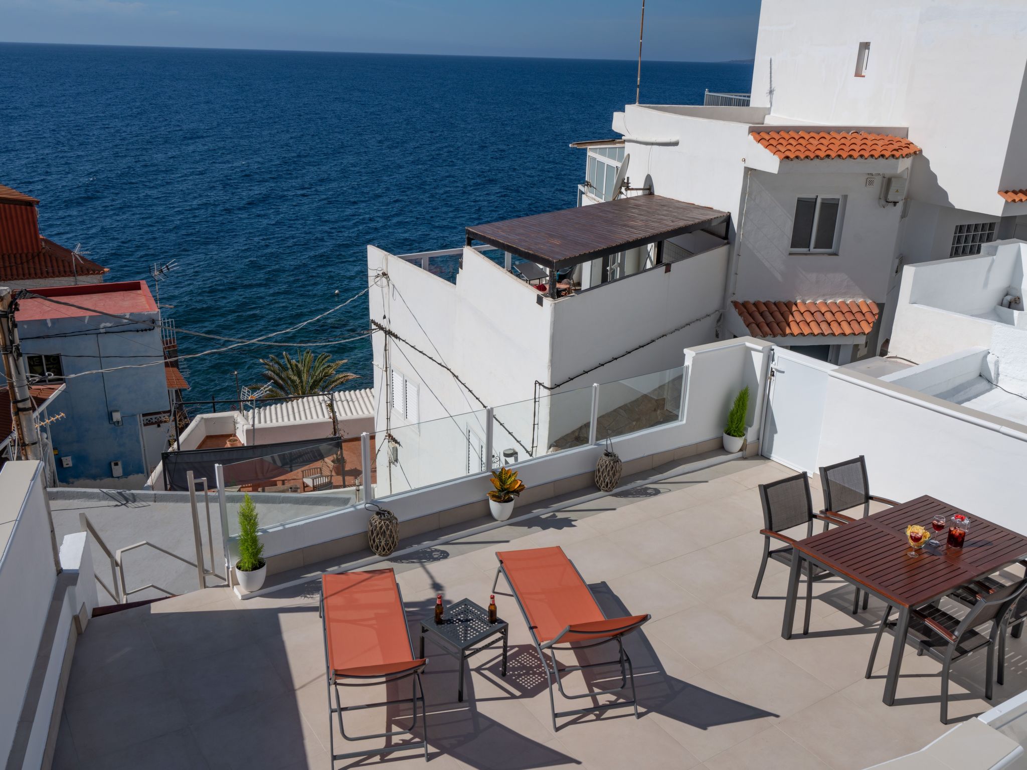 Spektakuläre Höhle mit zwei großen Terrassen am Meer-Image-tags.info