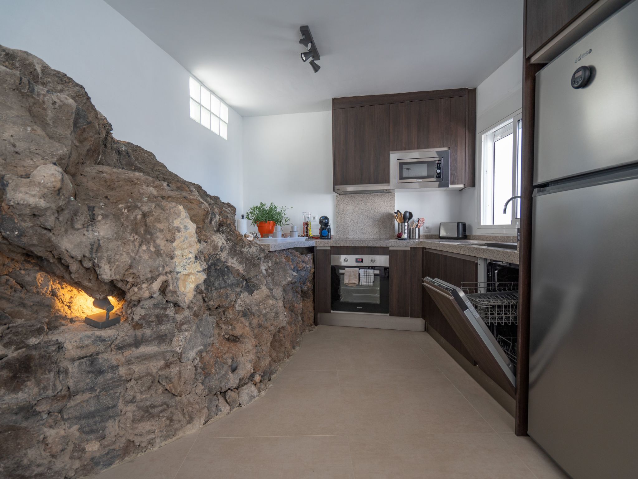 Spektakuläre Höhle mit zwei großen Terrassen am Meer-Image-tags.info