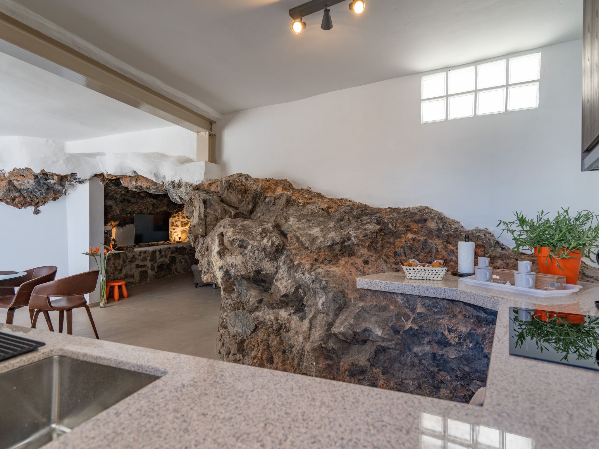 Spektakuläre Höhle mit zwei großen Terrassen am Meer-Image-tags.info