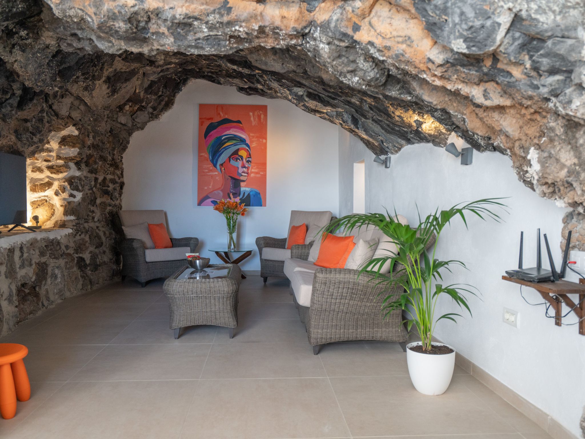 Spektakuläre Höhle mit zwei großen Terrassen am Meer-Image-tags.info