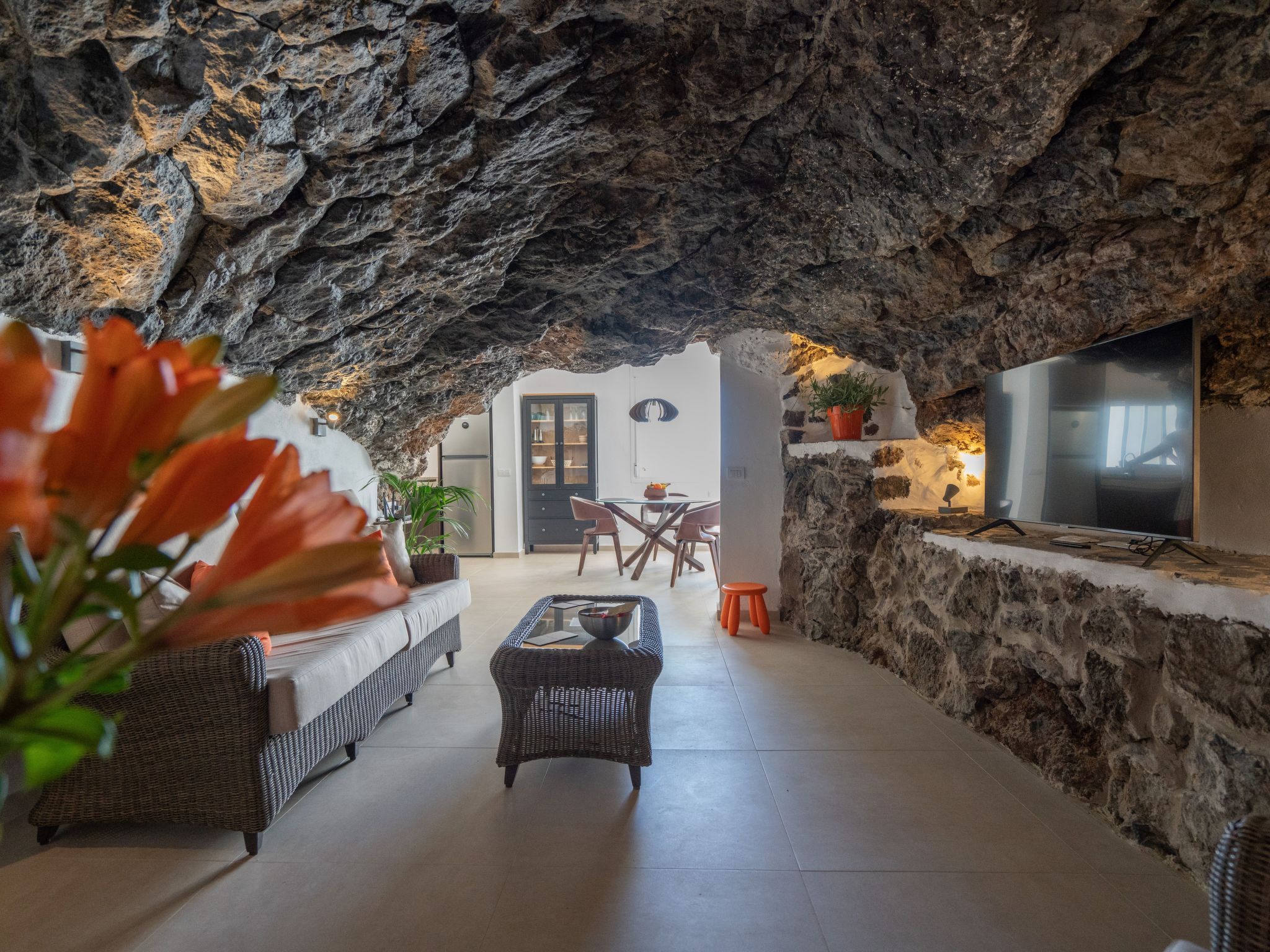 Spektakuläre Höhle mit zwei großen Terrassen am Meer-Image-tags.info