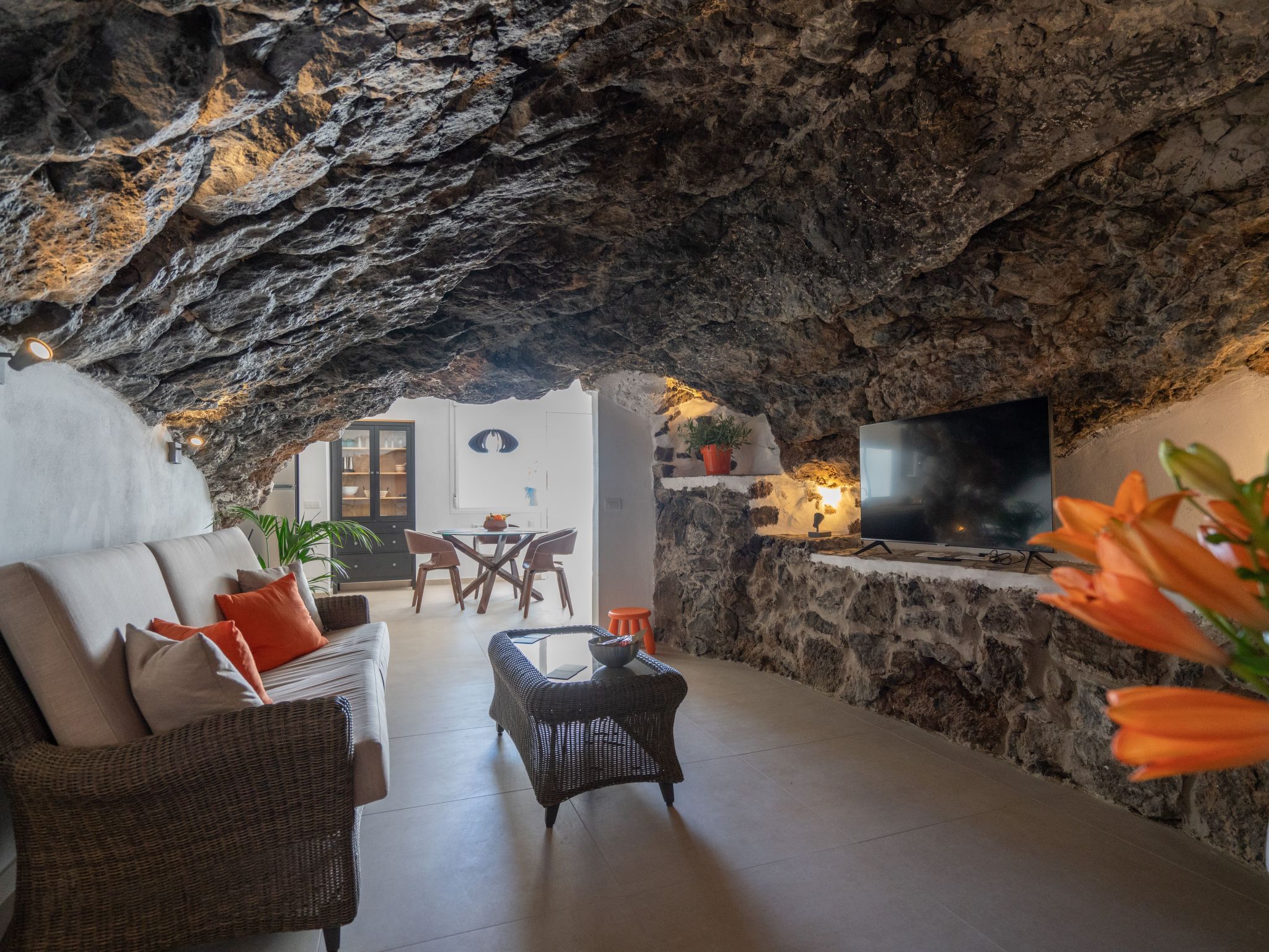 Spektakuläre Höhle mit zwei großen Terrassen am Meer-Image-tags.info