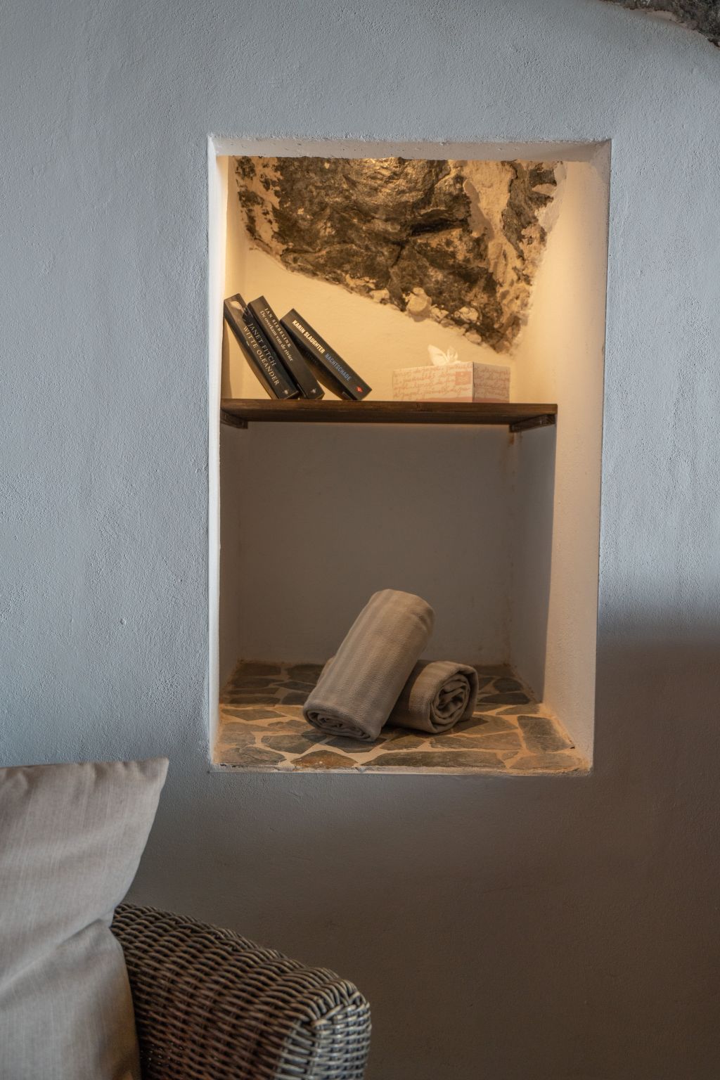 Spektakuläre Höhle mit zwei großen Terrassen am Meer-Image-tags.info