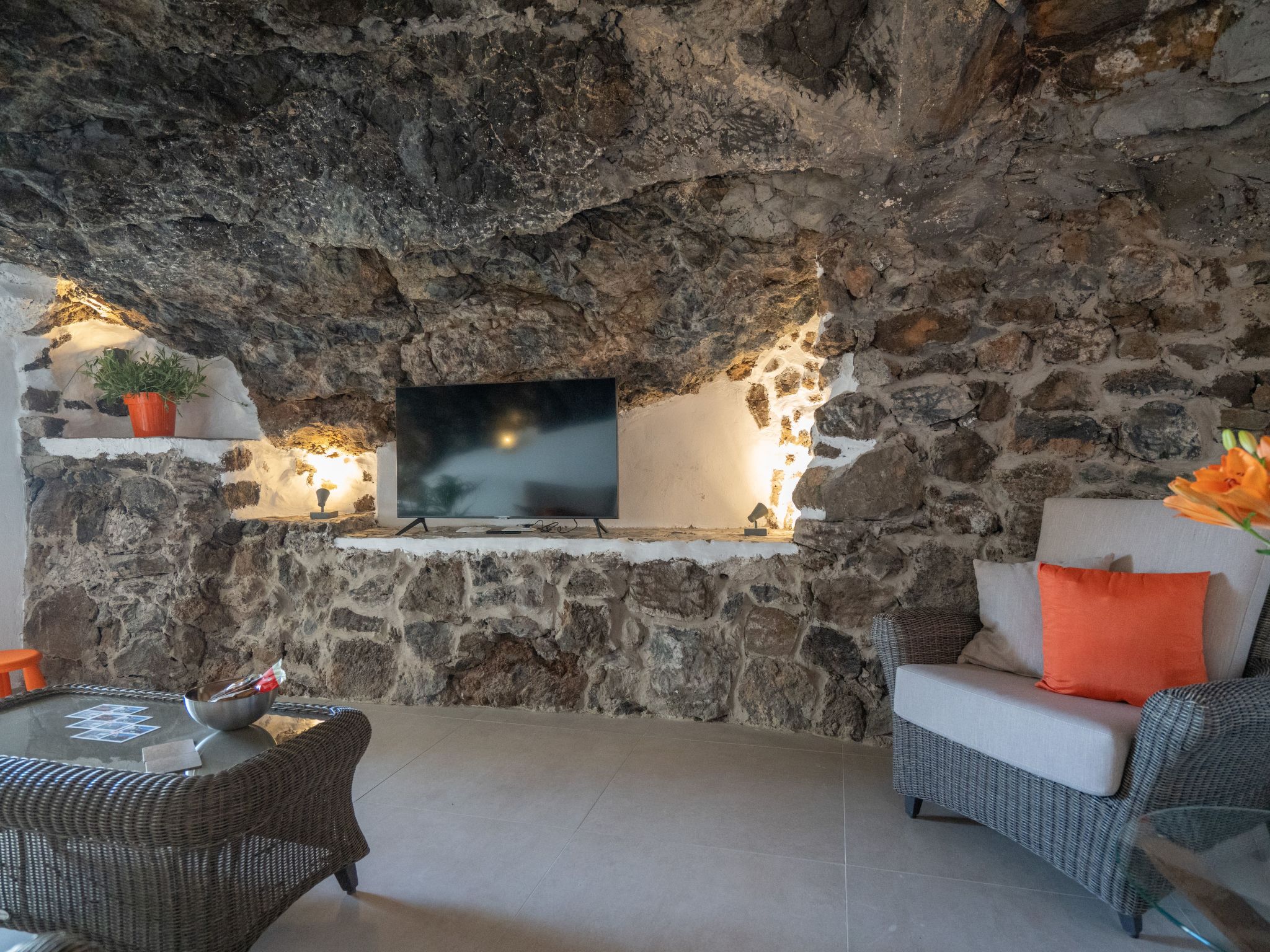 Spektakuläre Höhle mit zwei großen Terrassen am Meer-Image-tags.info