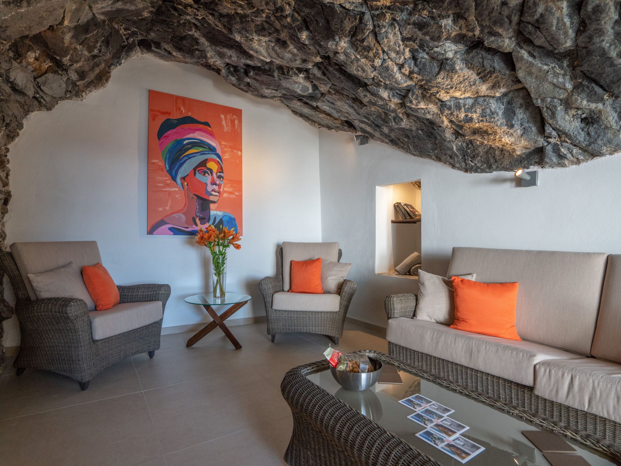 Spektakuläre Höhle mit zwei großen Terrassen am Meer-Image-tags.info