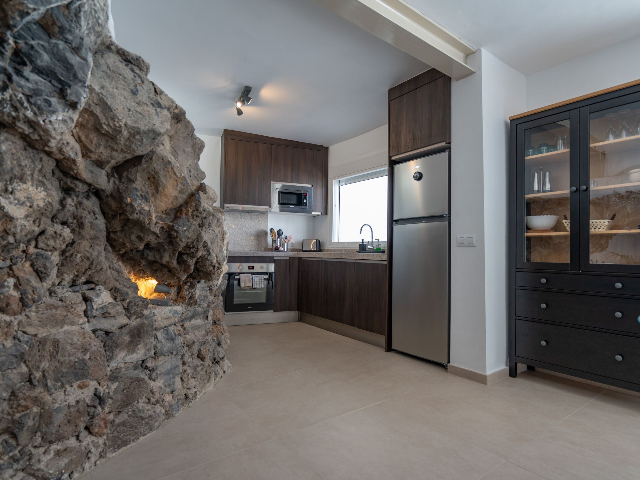 Spektakuläre Höhle mit zwei großen Terrassen am Meer-Image-tags.info