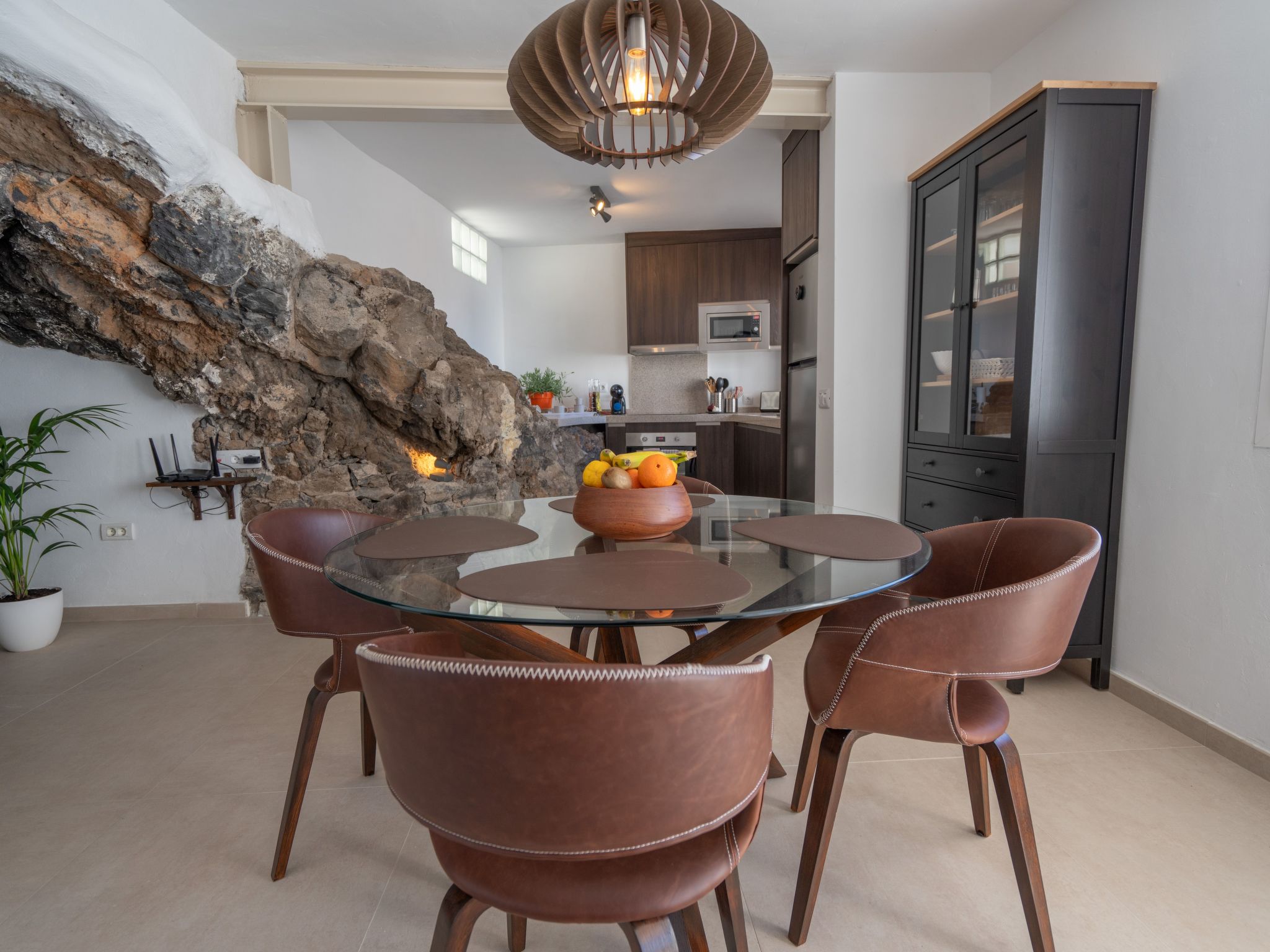 Spektakuläre Höhle mit zwei großen Terrassen am Meer-Image-tags.info