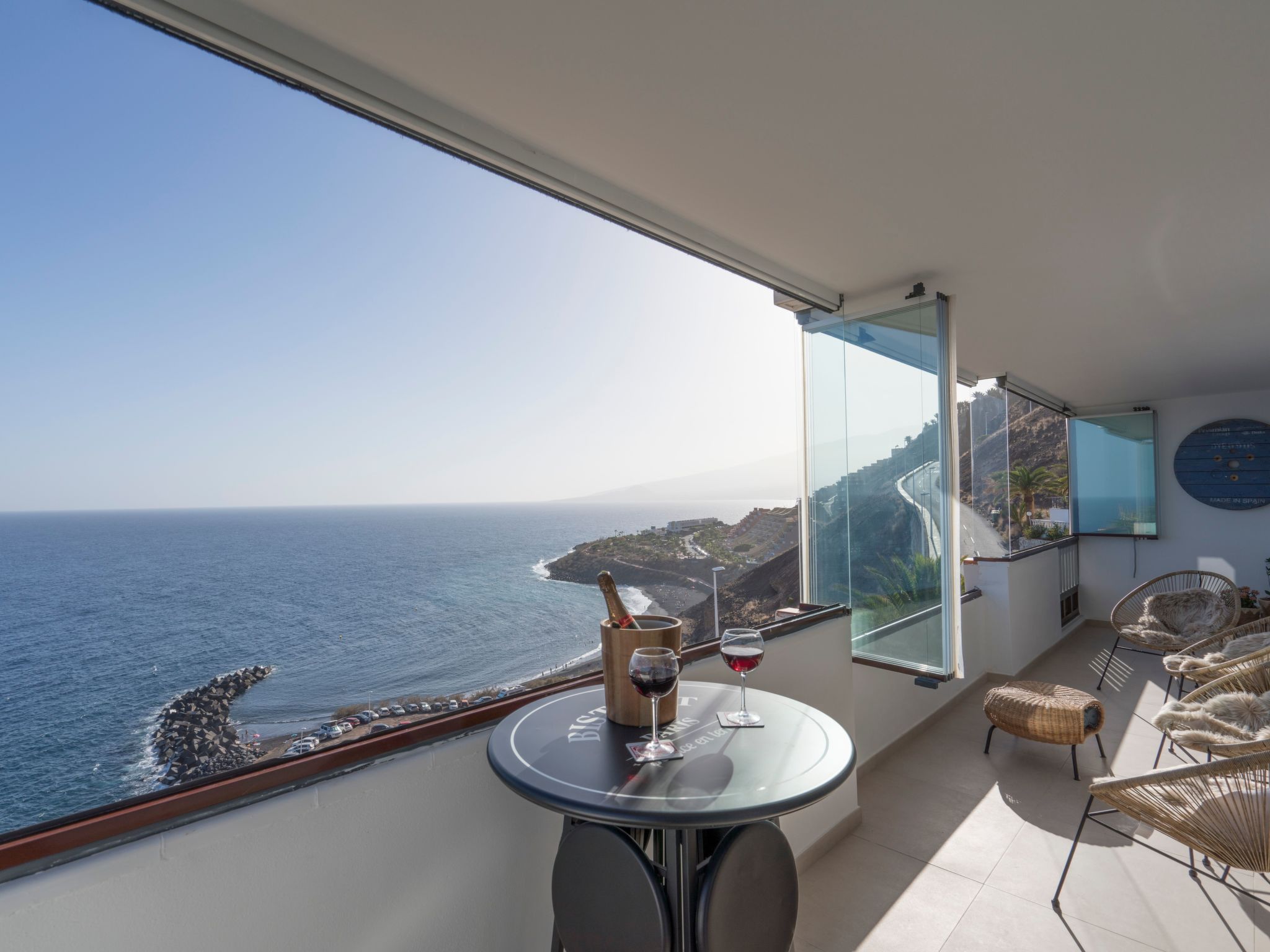 Helle Wohnung mit atemberaubender Aussicht auf das Meer und den Strand