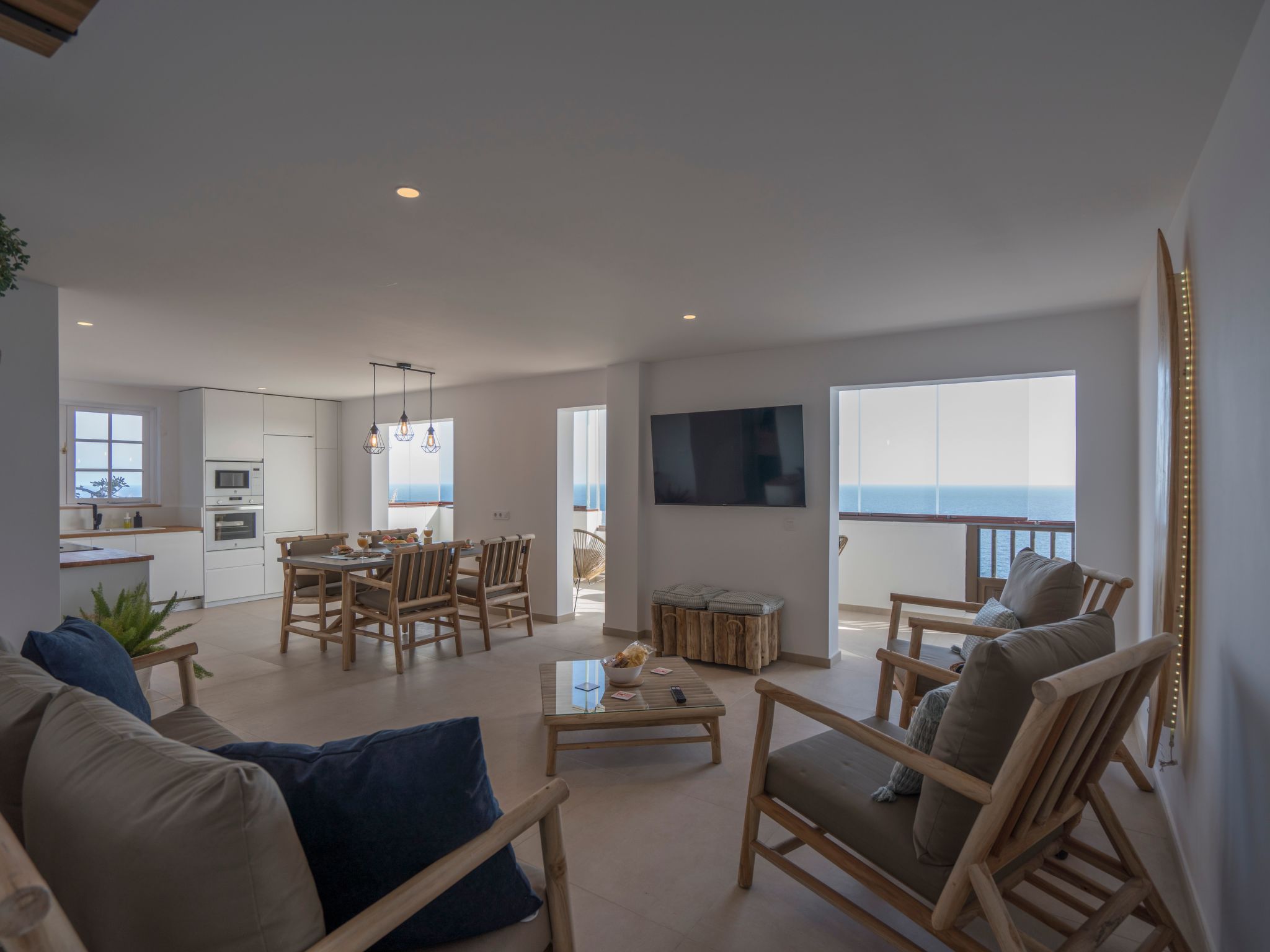 Helle Wohnung mit atemberaubender Aussicht auf das Meer und den Strand