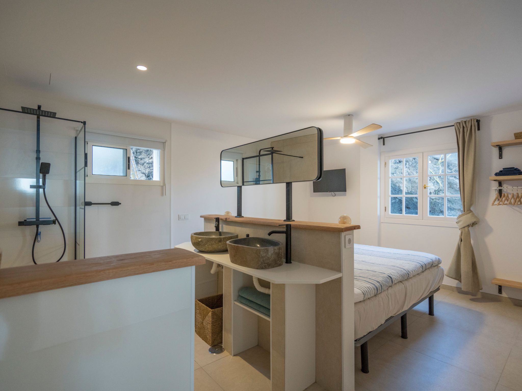 Helle Wohnung mit atemberaubender Aussicht auf das Meer und den Strand-Image-tags.info