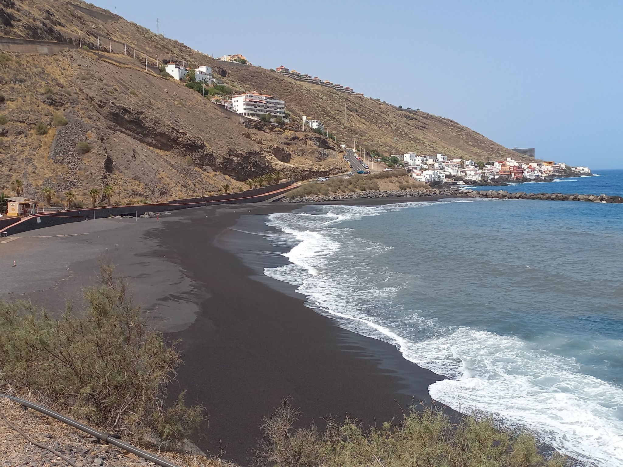 Helle Wohnung mit atemberaubender Aussicht auf das Meer und den Strand-Image-tags.info