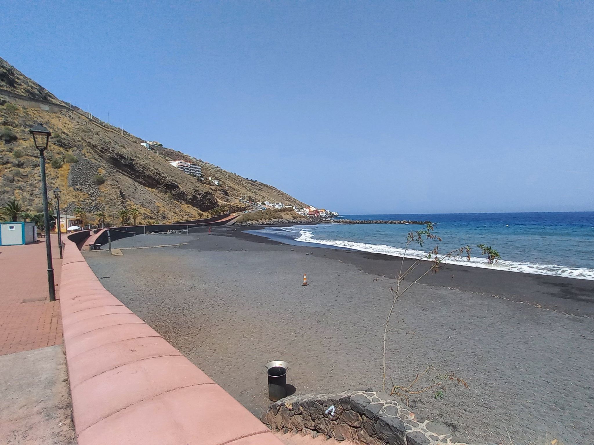 Helle Wohnung mit atemberaubender Aussicht auf das Meer und den Strand-Image-tags.info