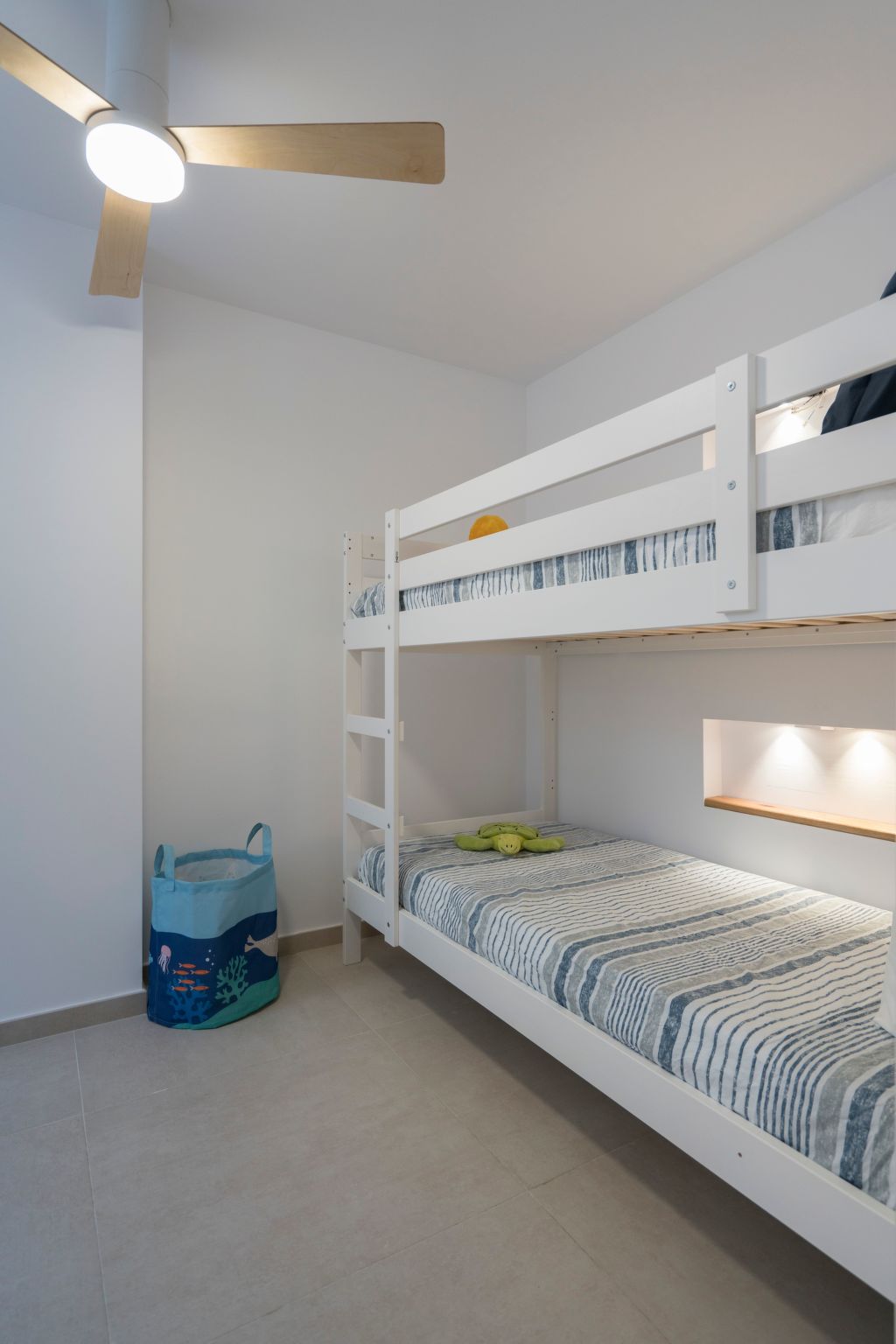 Helle Wohnung mit atemberaubender Aussicht auf das Meer und den Strand-Image-tags.info