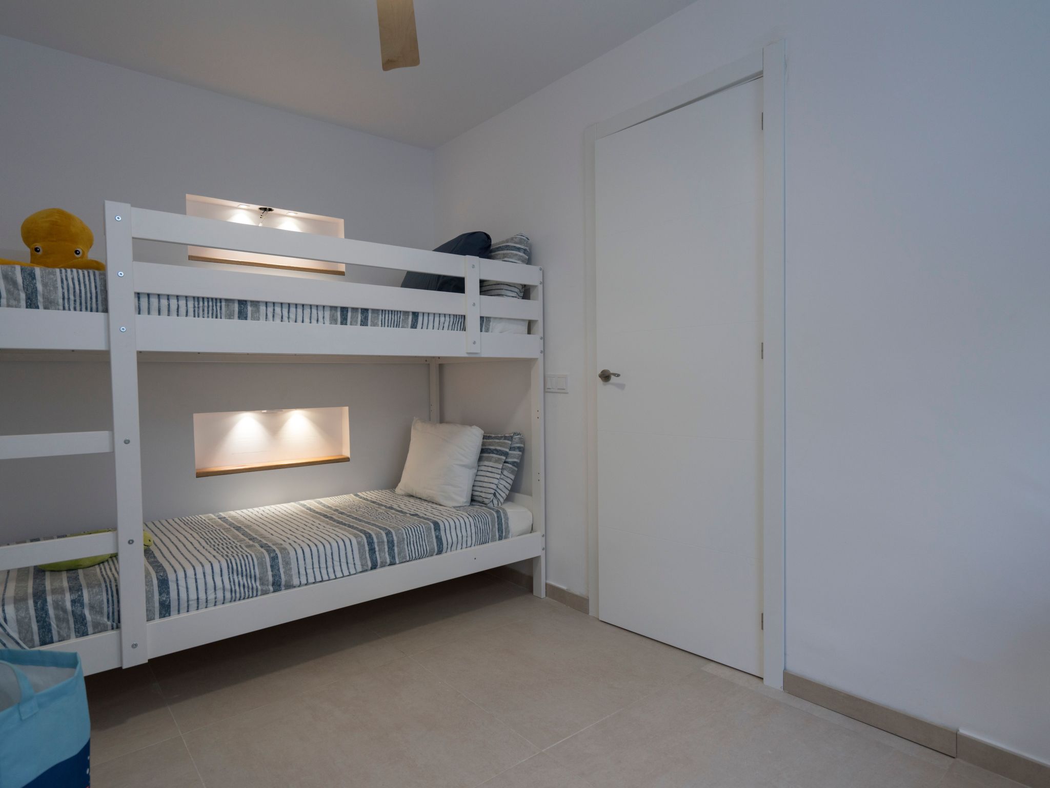 Helle Wohnung mit atemberaubender Aussicht auf das Meer und den Strand-Image-tags.info