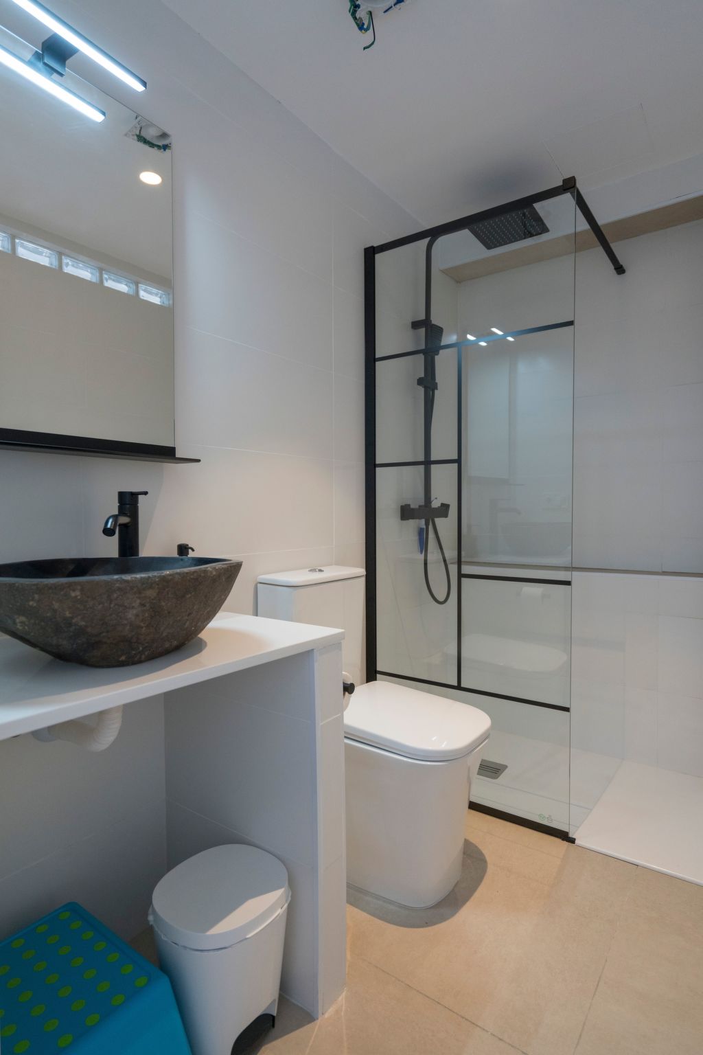 Helle Wohnung mit atemberaubender Aussicht auf das Meer und den Strand-Image-tags.info