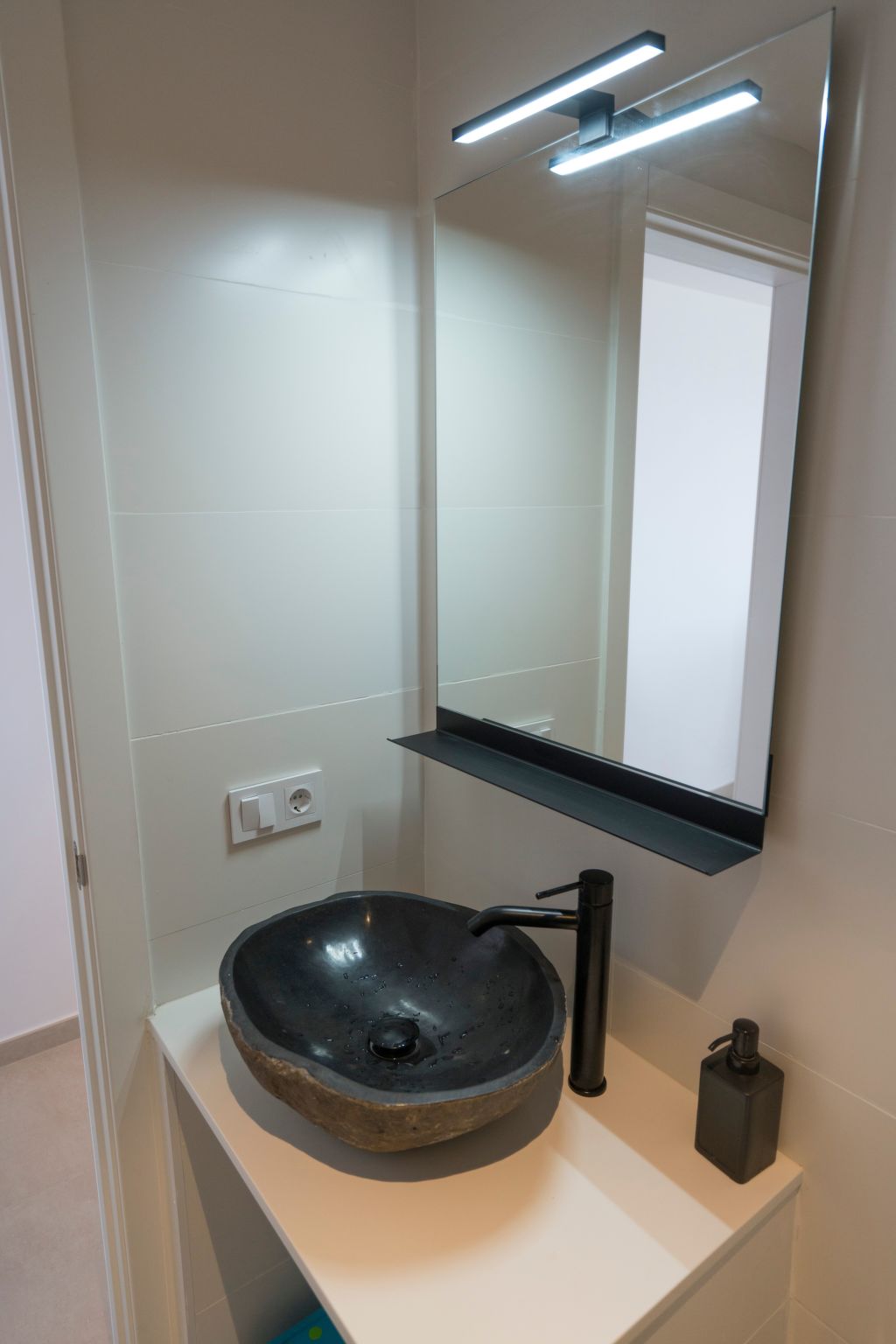 Helle Wohnung mit atemberaubender Aussicht auf das Meer und den Strand-Image-tags.info