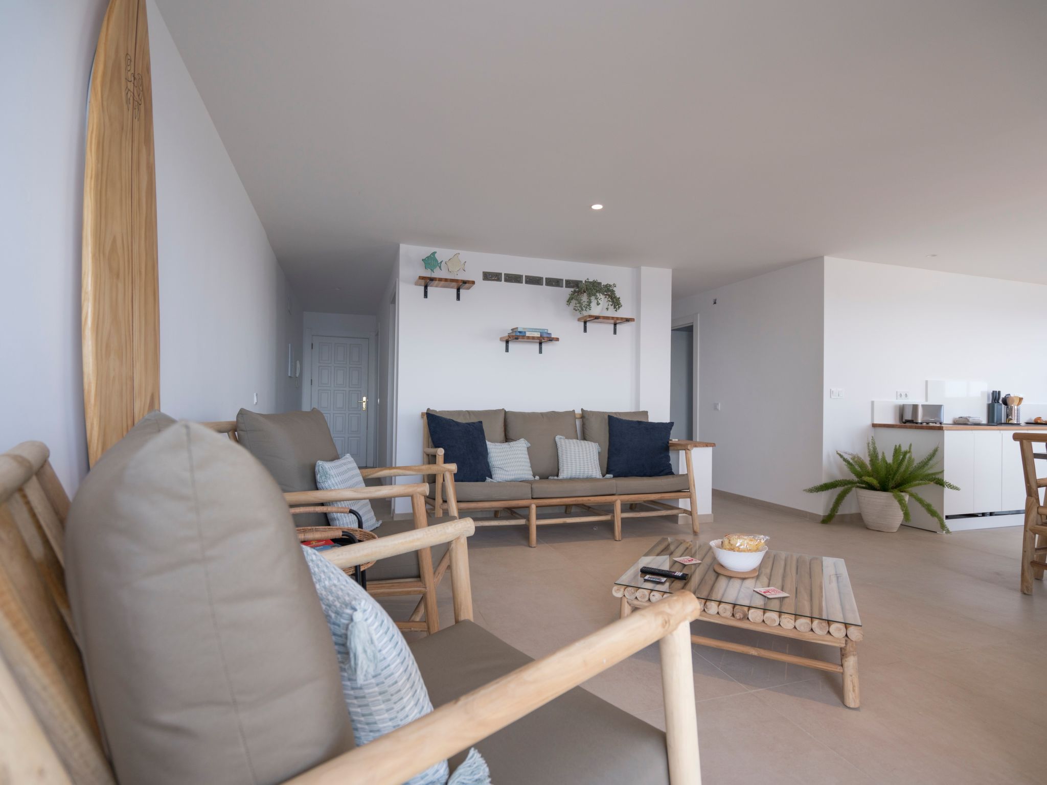 Helle Wohnung mit atemberaubender Aussicht auf das Meer und den Strand-Image-tags.info