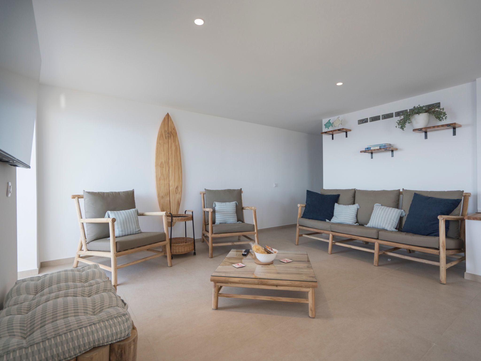 Helle Wohnung mit atemberaubender Aussicht auf das Meer und den Strand-Image-tags.info