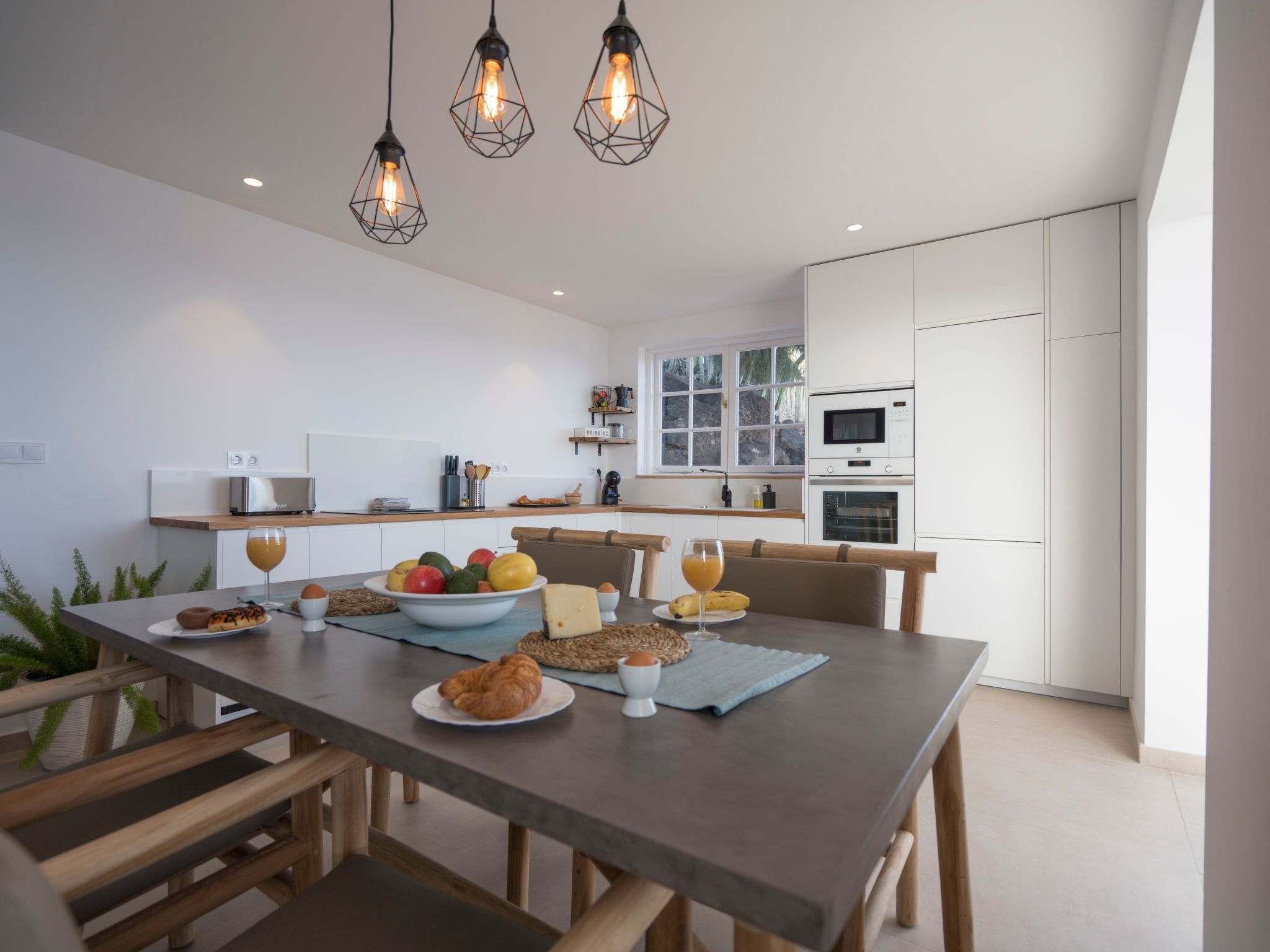 Helle Wohnung mit atemberaubender Aussicht auf das Meer und den Strand-Image-tags.info