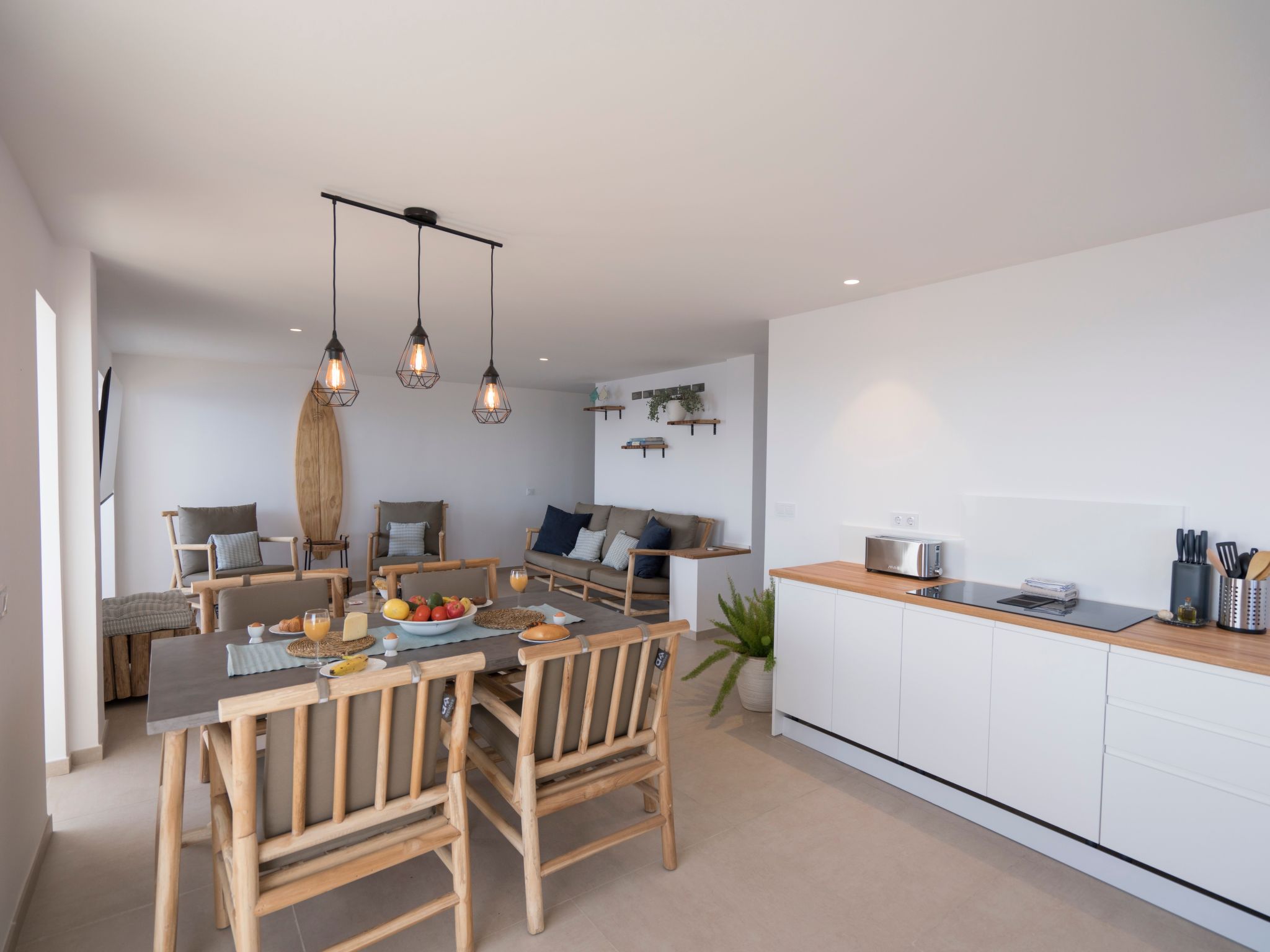 Helle Wohnung mit atemberaubender Aussicht auf das Meer und den Strand-Image-tags.info