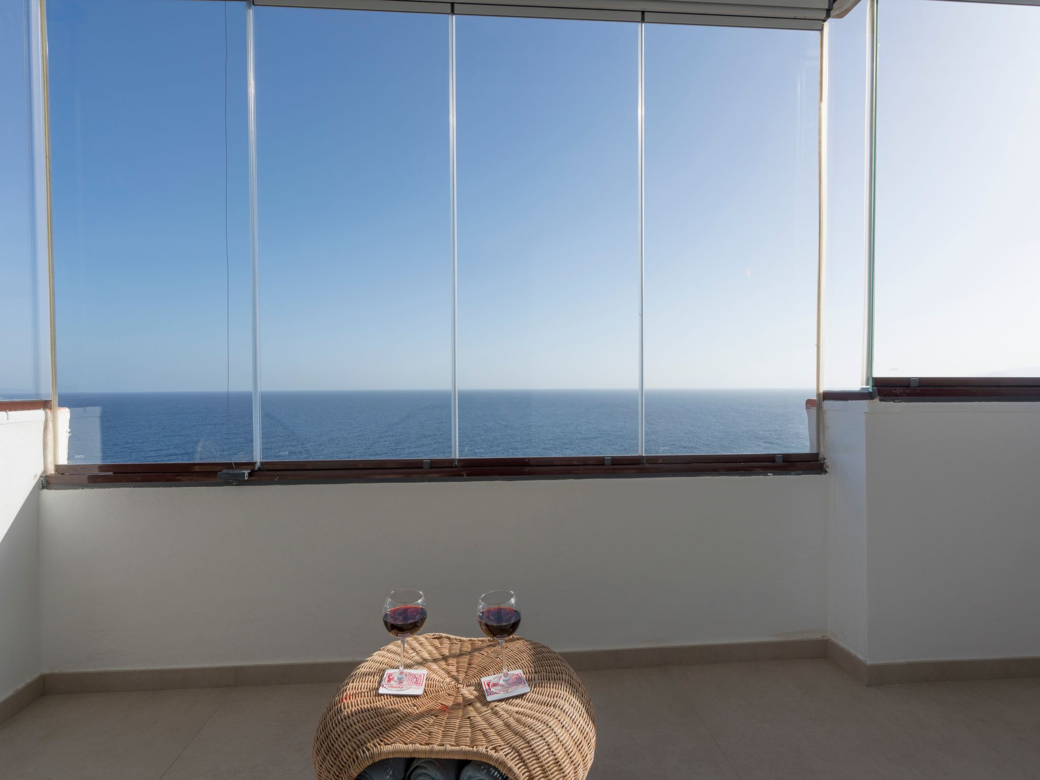 Helle Wohnung mit atemberaubender Aussicht auf das Meer und den Strand-Image-tags.info