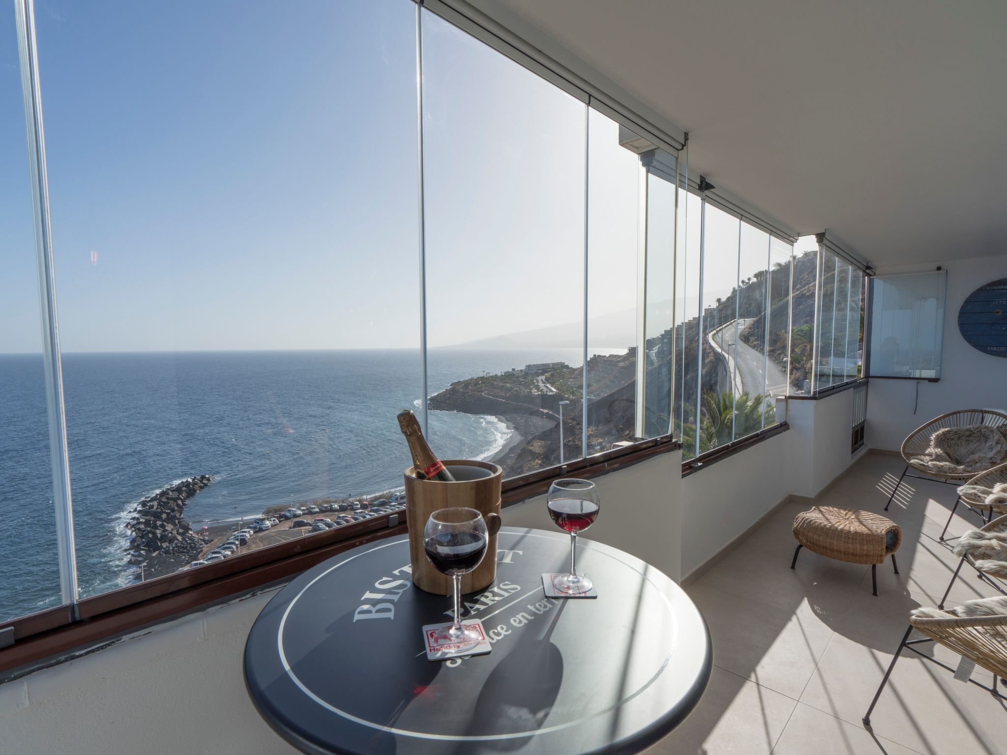 Helle Wohnung mit atemberaubender Aussicht auf das Meer und den Strand-Image-tags.info