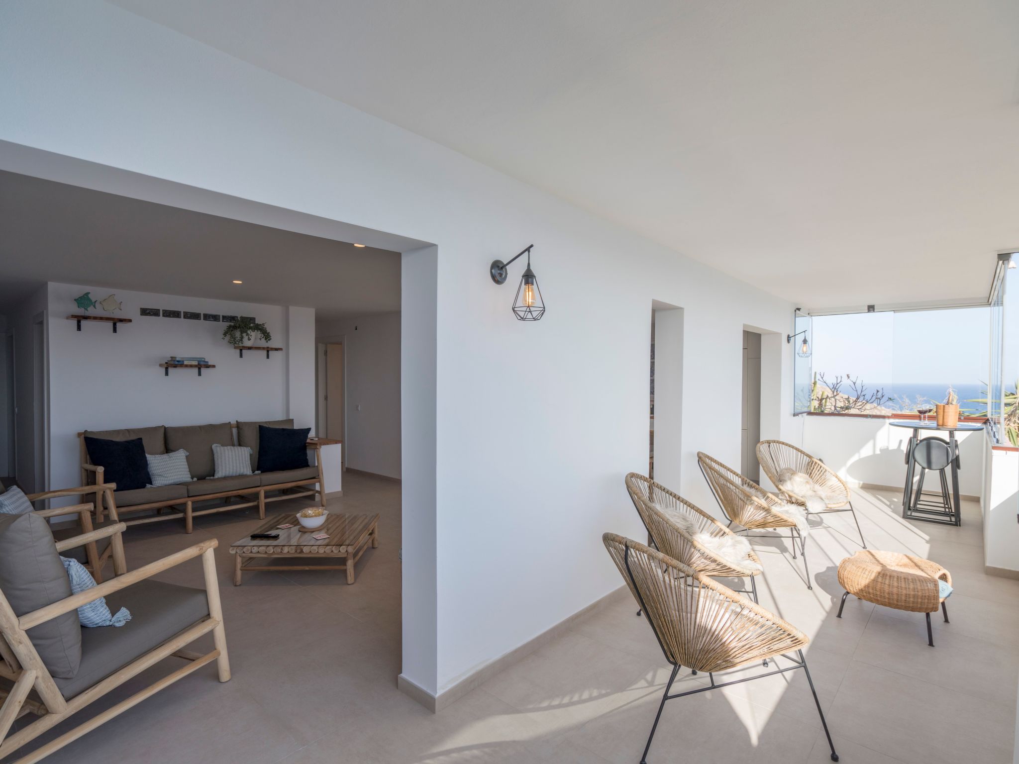 Helle Wohnung mit atemberaubender Aussicht auf das Meer und den Strand-Image-tags.info