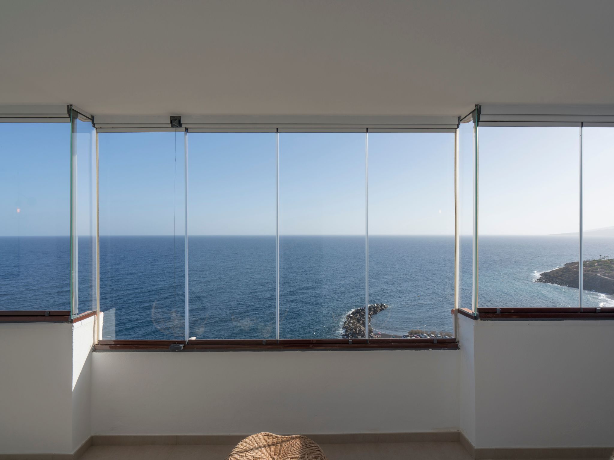 Helle Wohnung mit atemberaubender Aussicht auf das Meer und den Strand-Image-tags.info