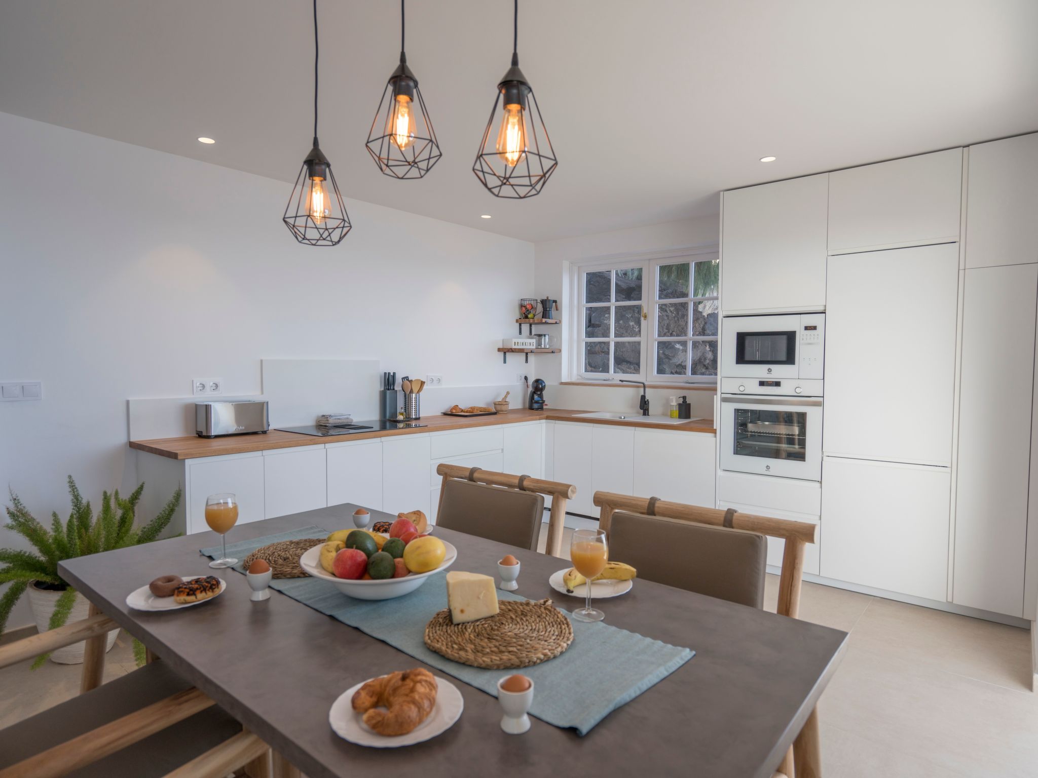 Helle Wohnung mit atemberaubender Aussicht auf das Meer und den Strand-Image-tags.info