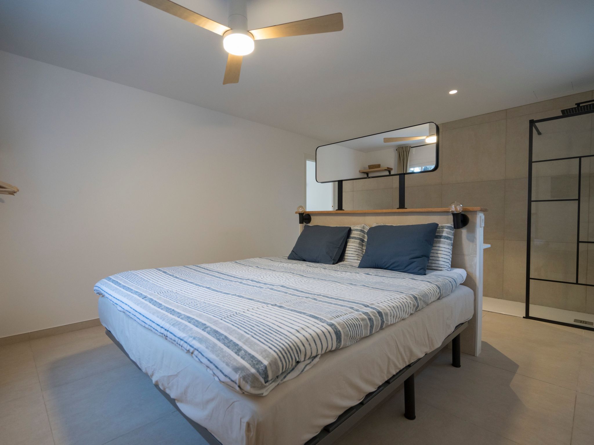 Helle Wohnung mit atemberaubender Aussicht auf das Meer und den Strand-Image-tags.info