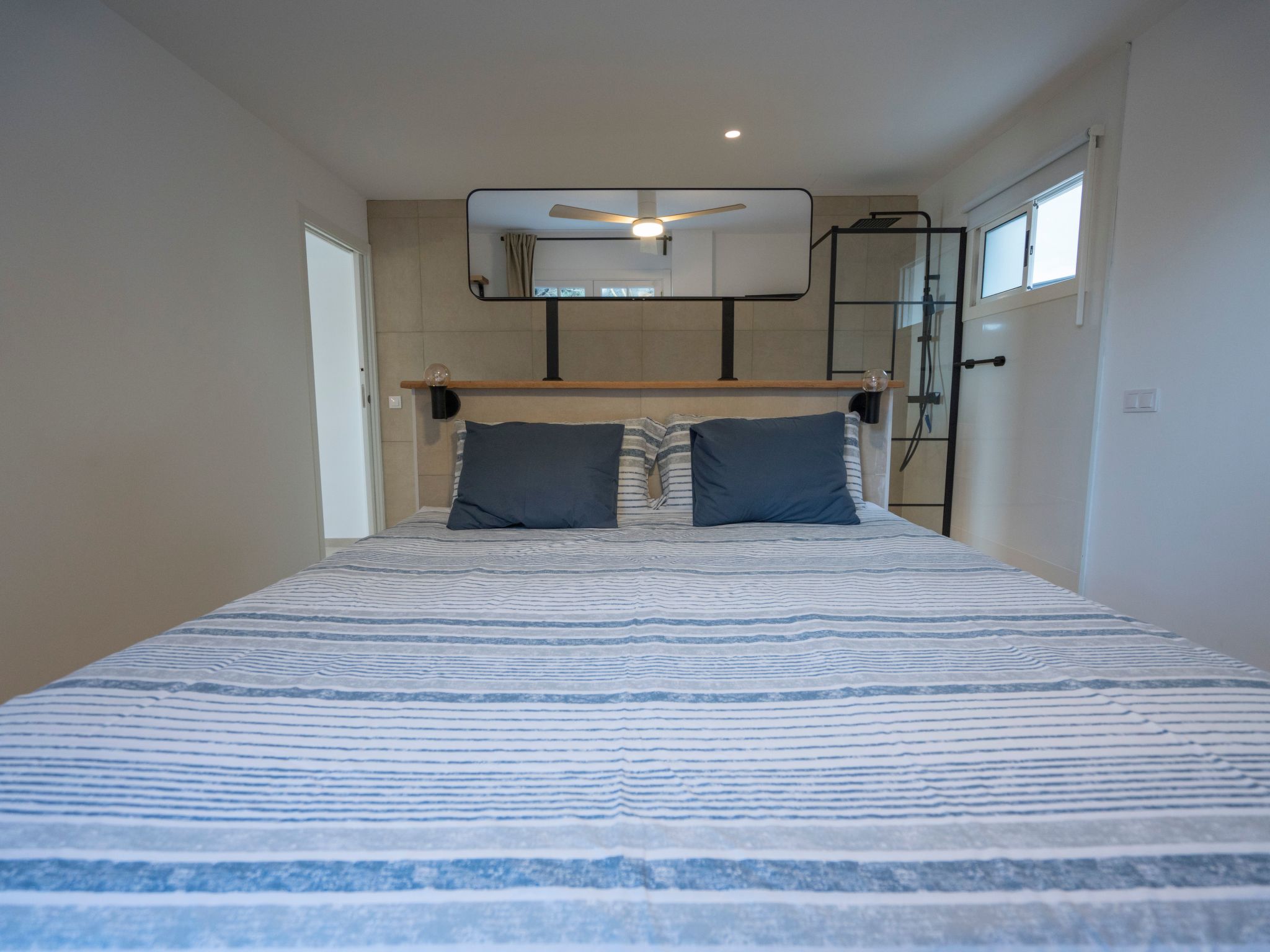 Helle Wohnung mit atemberaubender Aussicht auf das Meer und den Strand-Image-tags.info