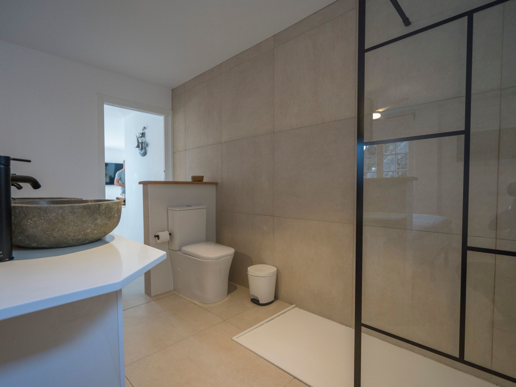 Helle Wohnung mit atemberaubender Aussicht auf das Meer und den Strand-Image-tags.info