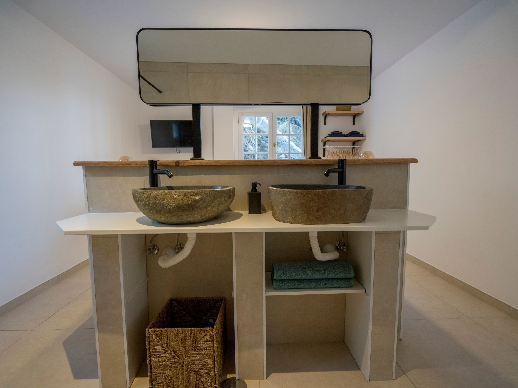 Helle Wohnung mit atemberaubender Aussicht auf das Meer und den Strand-Image-tags.info