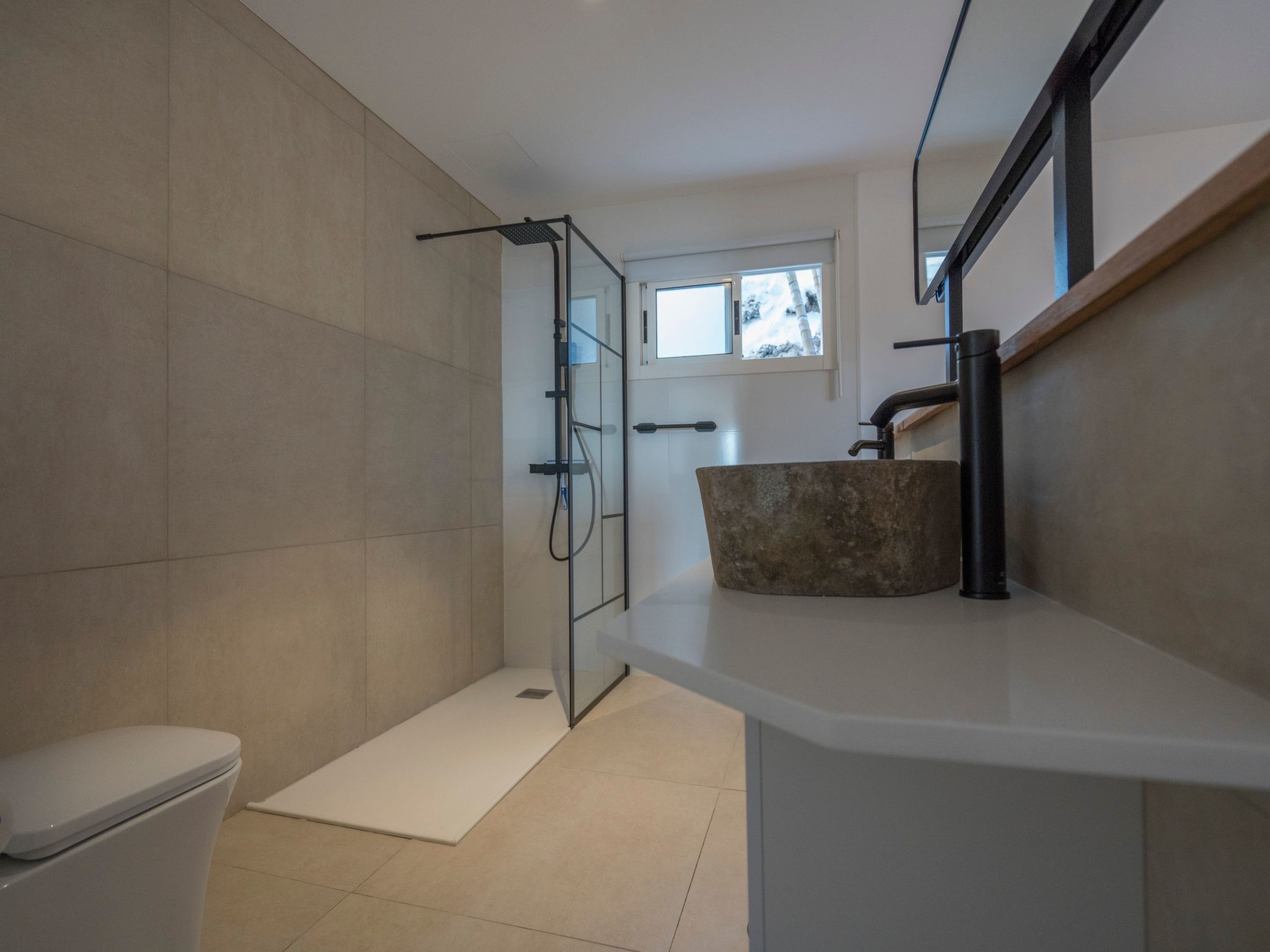 Helle Wohnung mit atemberaubender Aussicht auf das Meer und den Strand-Image-tags.info