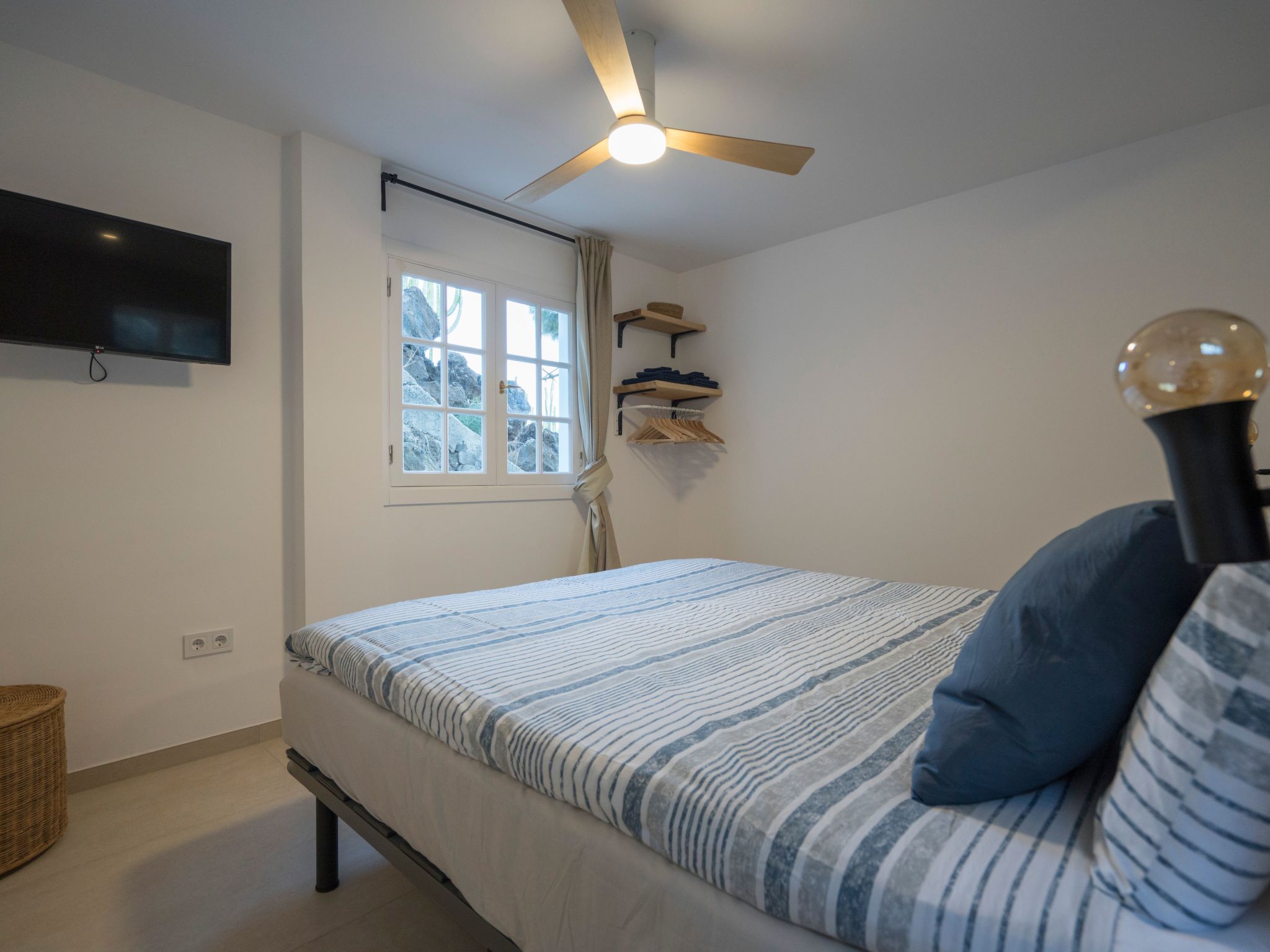 Helle Wohnung mit atemberaubender Aussicht auf das Meer und den Strand-Image-tags.info