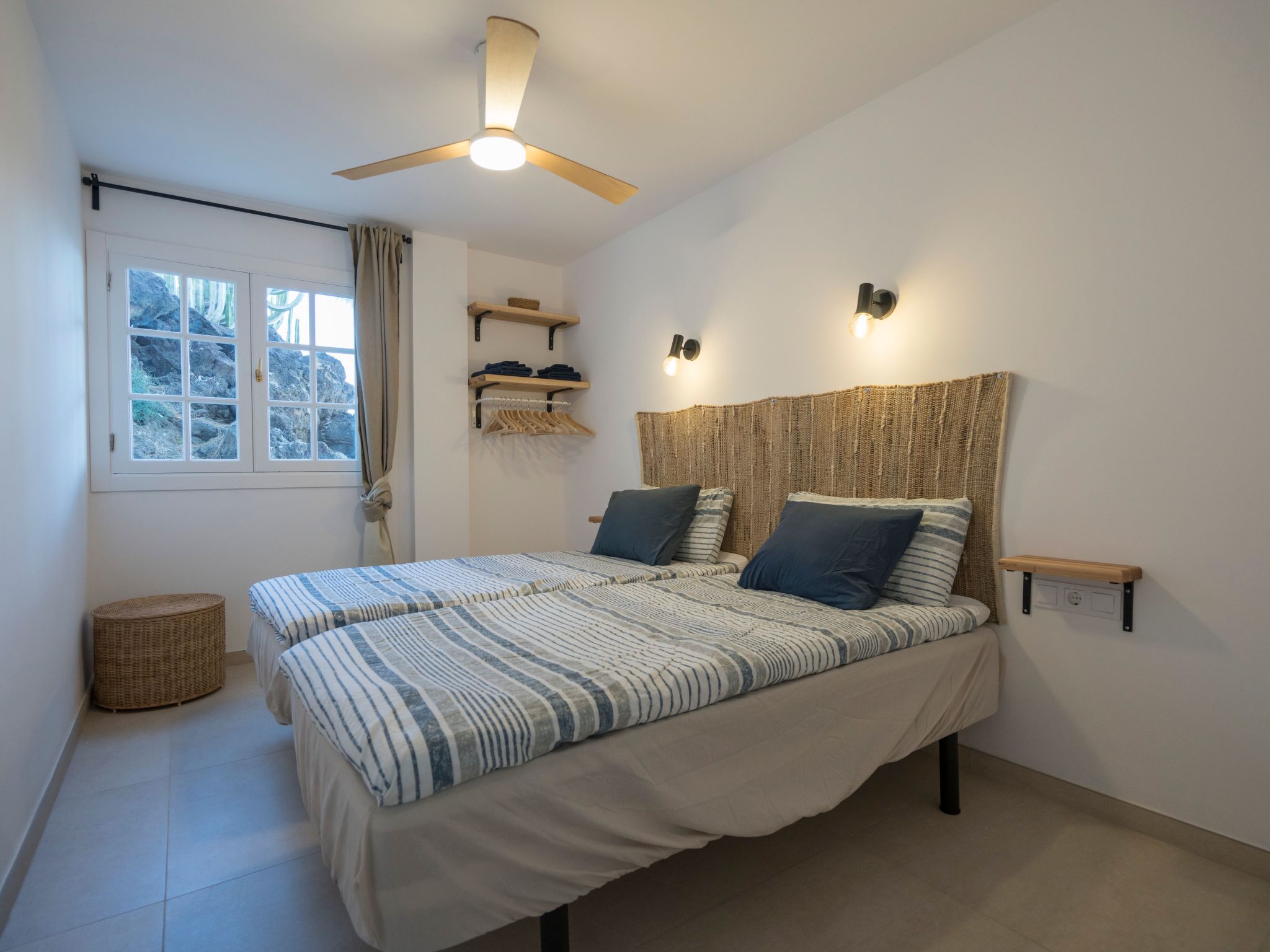 Helle Wohnung mit atemberaubender Aussicht auf das Meer und den Strand-Image-tags.info