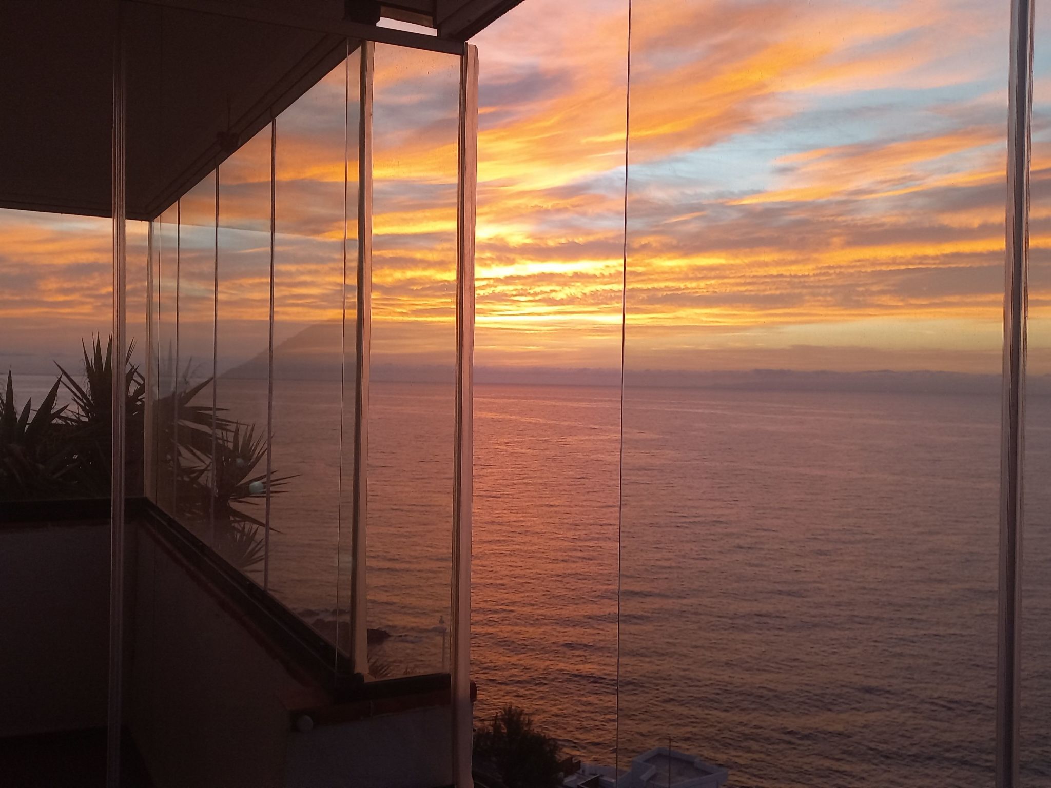 Helle Wohnung mit atemberaubender Aussicht auf das Meer und den Strand-Image-tags.info