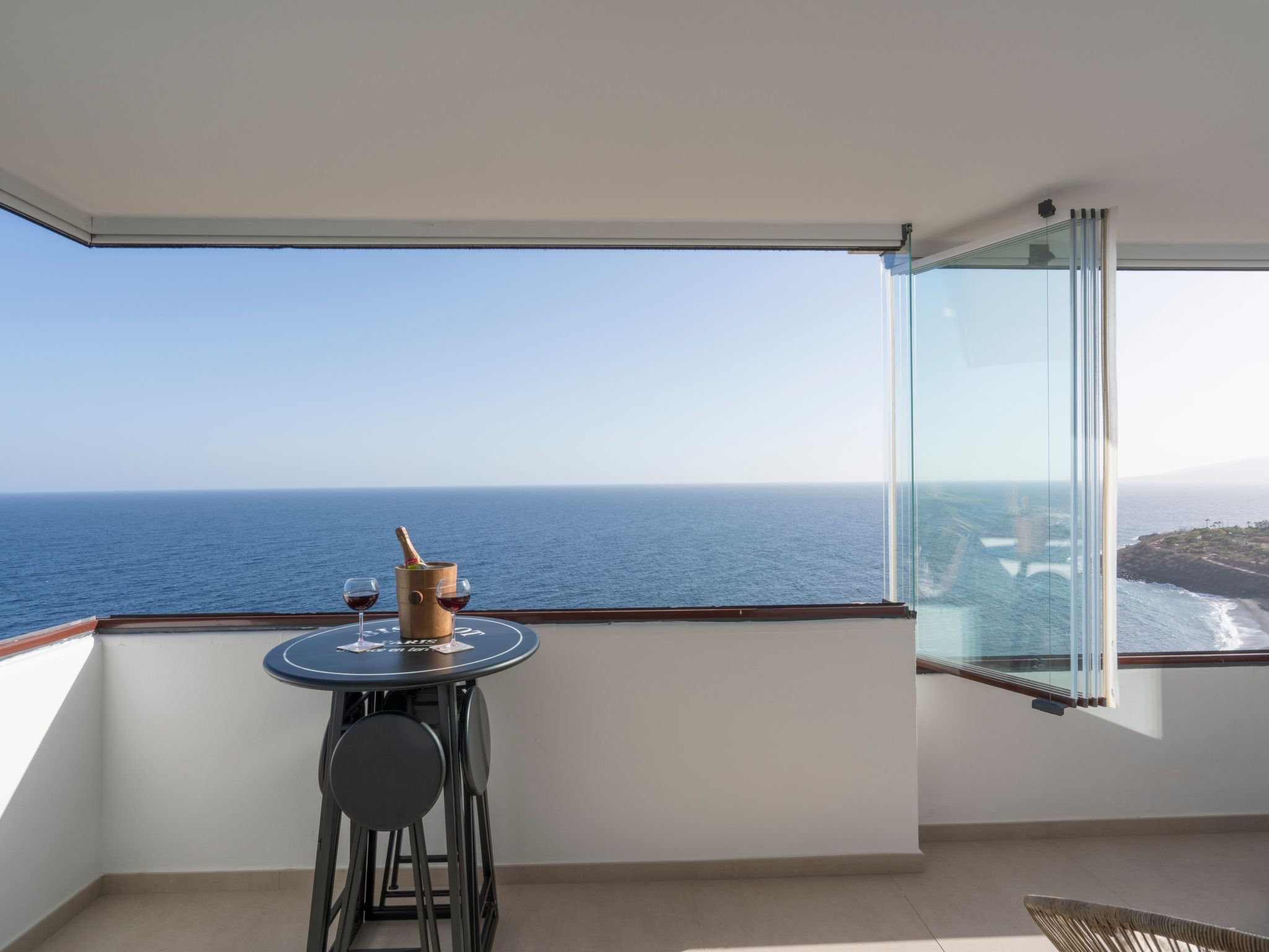 Helle Wohnung mit atemberaubender Aussicht auf das Meer und den Strand-Image-tags.info