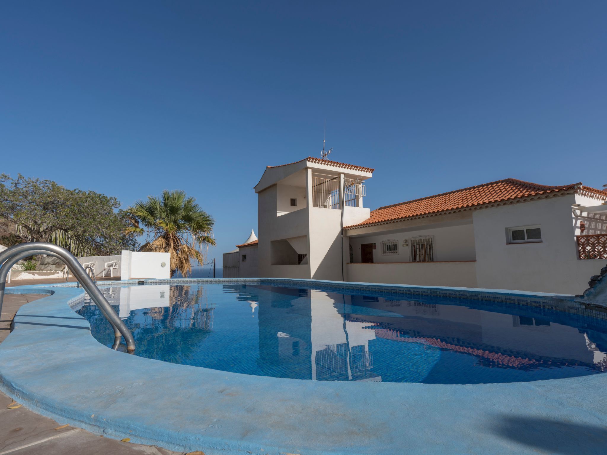 Helle Wohnung mit atemberaubender Aussicht auf das Meer und den Strand-Image-tags.info