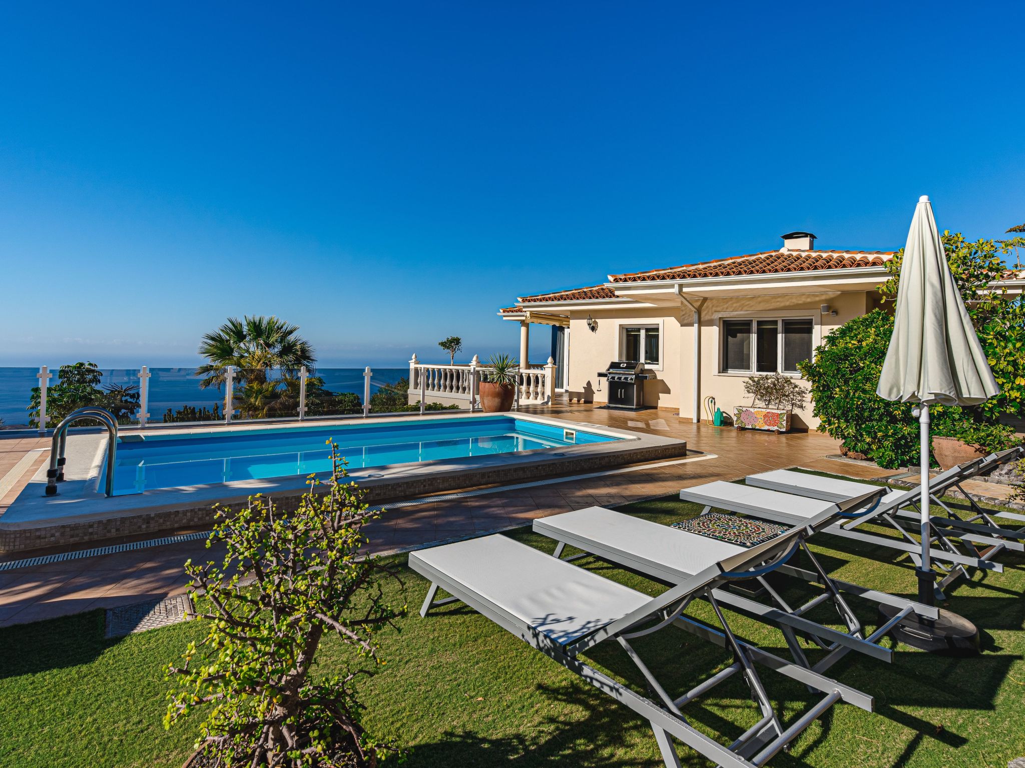 Luxusvilla mit fantastischem Meerblick-Binnen